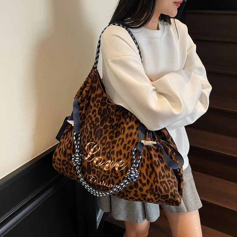 Übergroße Umhängetaschen mit Leopardenmuster für Damen, verformbar, VELOUR, große Kapazität, Einkaufstaschen, 2025, Winter, neue Luxus-Handtaschen – Detail 5