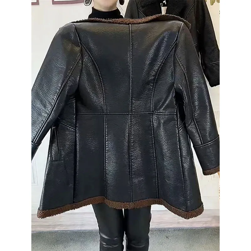 Damska kurtka skórzana z PU z grubym aksamitnym ociepleniem i futrem, zimowa kurtka skórzana 2025, damska ciepła dopasowana kurtka z futrem, płaszcz zintegrowany z futrem.
