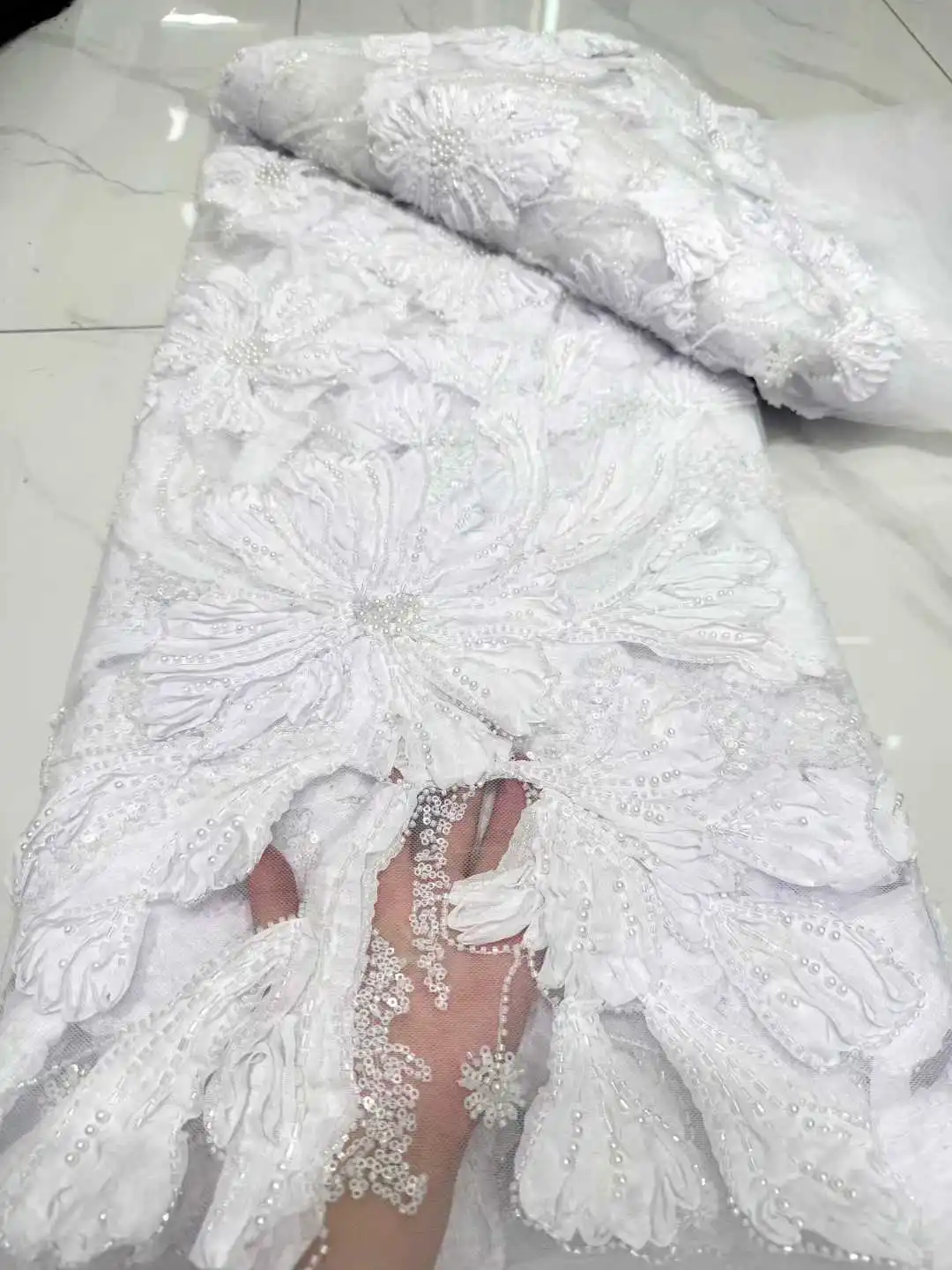 Tessuto di pizzo da sposo ricamato in tulle con fiori africani di moda di alta qualità Tessuto di pizzo con paillettes in rilievo per abito da sposa nigeriano