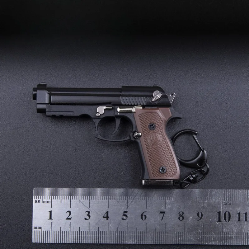 1:3 بيريتا مسدس سبيكة M92F بندقية تفكيك نموذج المفاتيح رمي قذائف قلادة اللعب الديكور الحرف التماثيل والمنمنمات #3