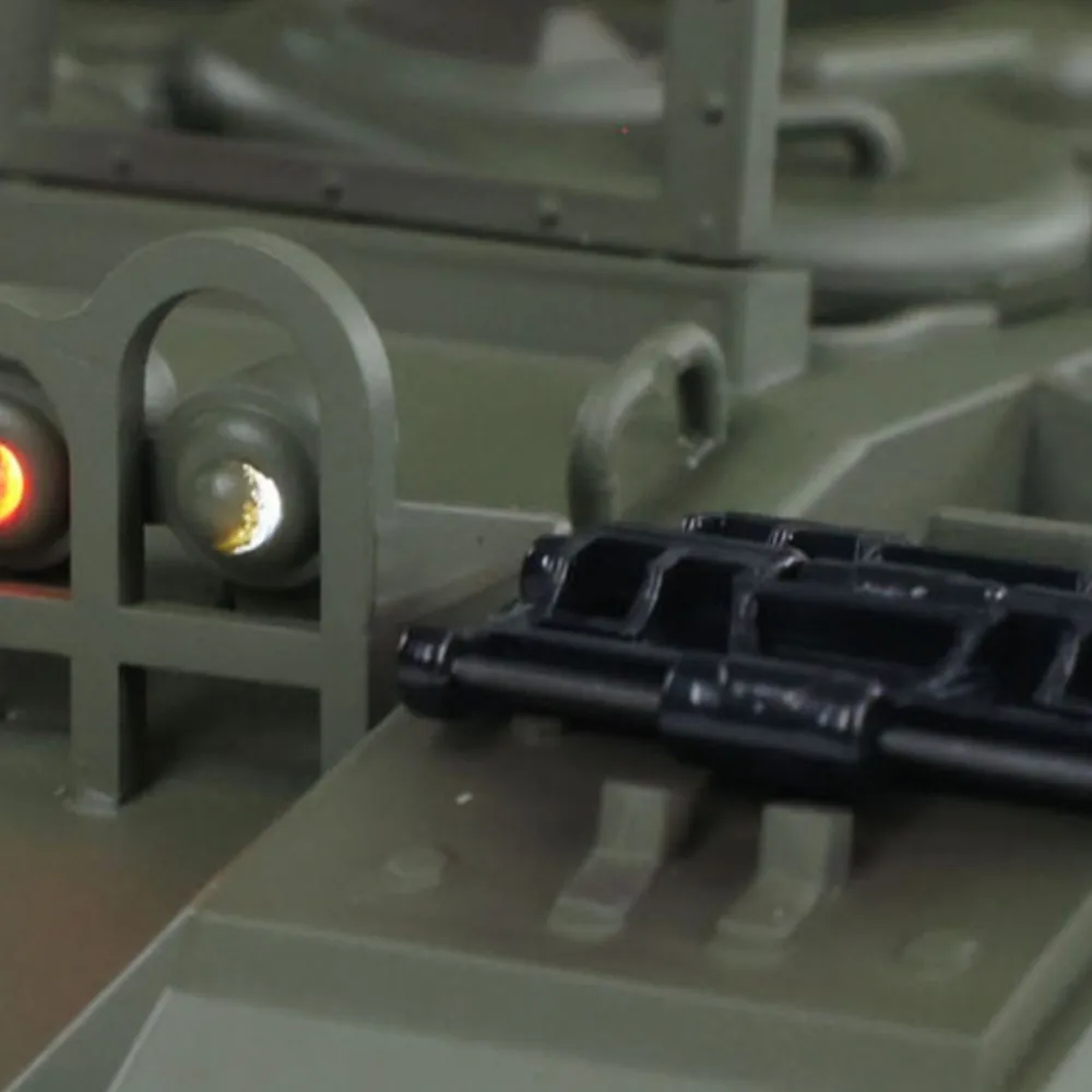 

Масштабная модель танка Tongde M24 Chaffee RC Light Tank 320 в масштабе 1/16 ° Вращающаяся инфракрасная пушка с дистанционным управлением, военная модель для любителей