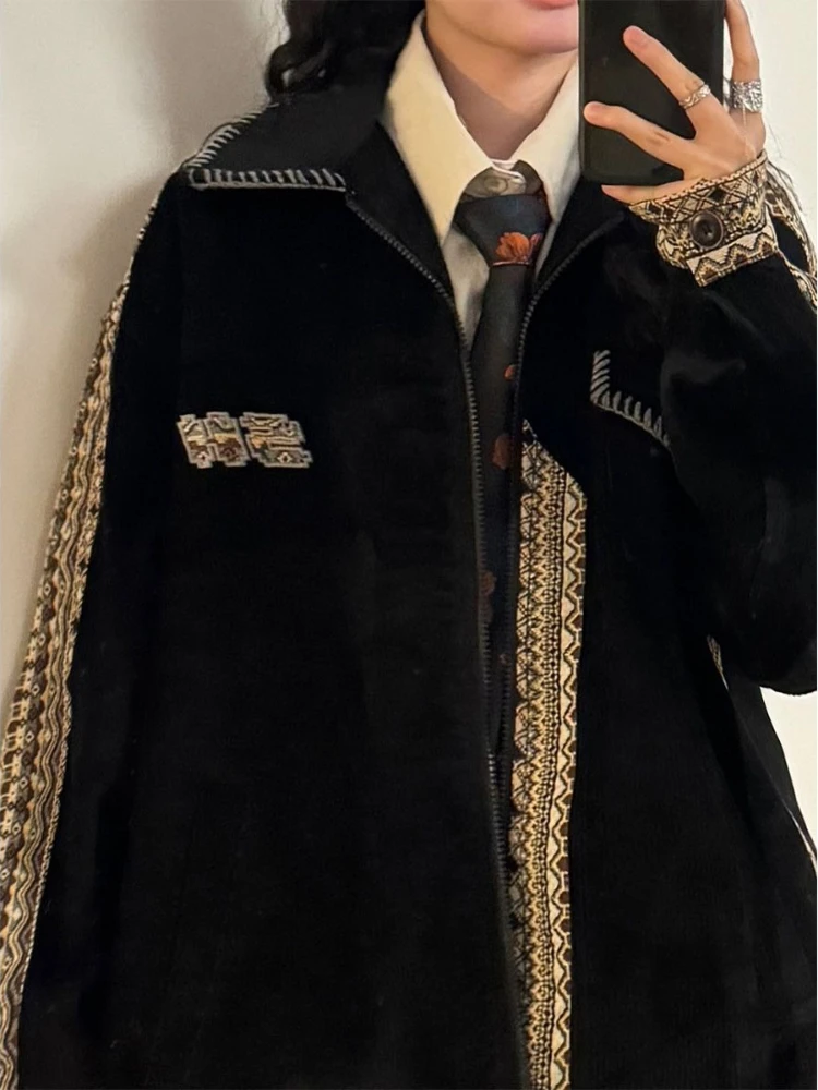 سترة مطرزة كلاسيكية أمريكانا للنساء بياقة مدببة وجيوب على الطراز العرقي - معطف أساسي غير رسمي SS25 بوهو-شيك