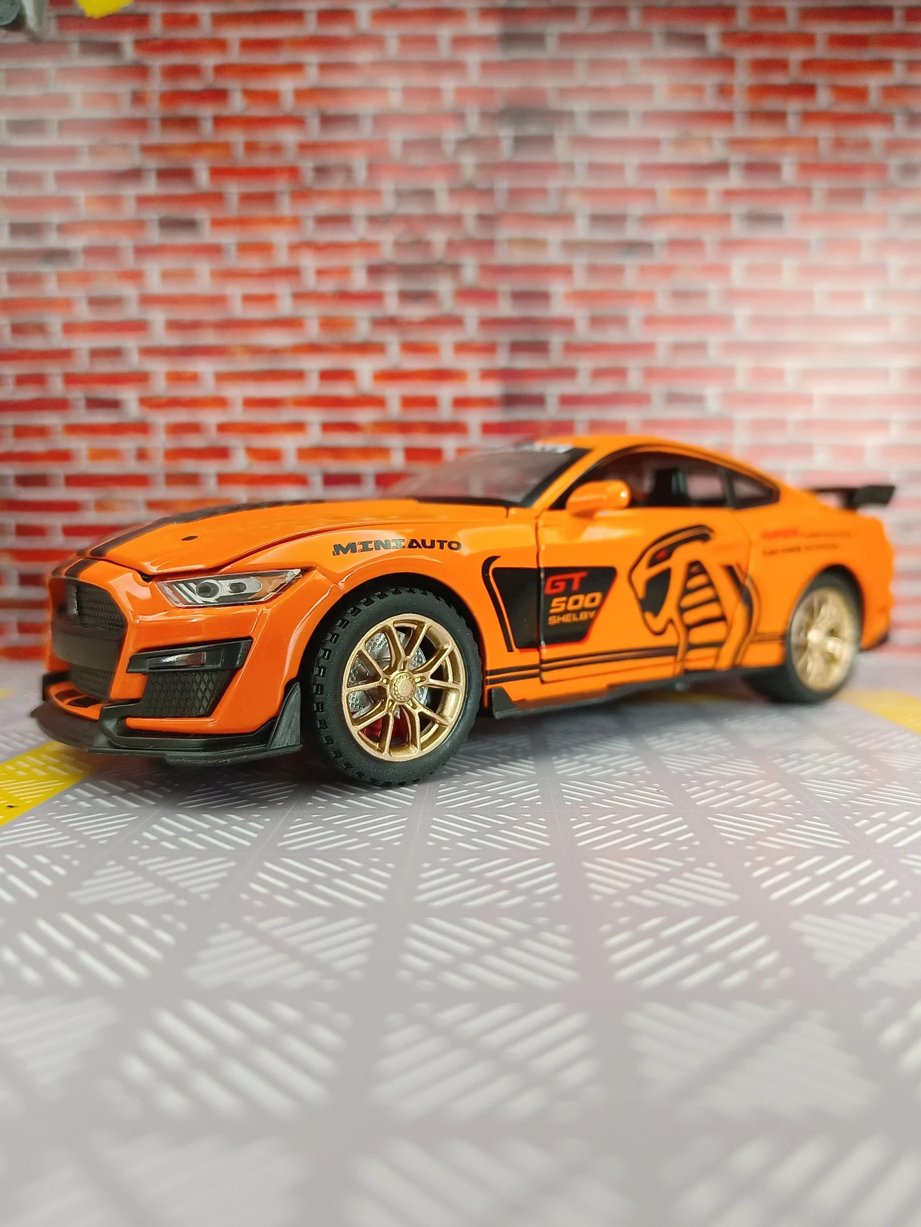1: 32 simulation Ford Mustang GT500 alloy car model doors and the front hood and trunk door can also be opened