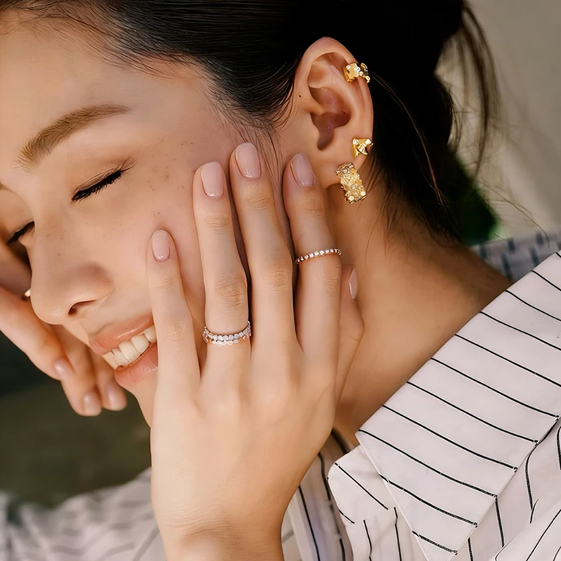 Metal Honeycomb Shape C-Form Stud Earrings Fashionable 2026 Jewelry Unique Luxury Accessory for Women Trendsetting Ear Jewelry