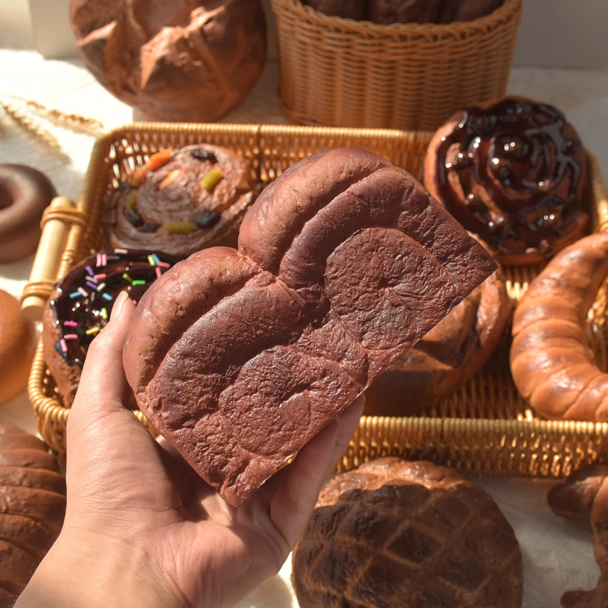 Realistisches PU-Fake-Schokoladenbrot – dekorative Bäckerei-Requisite für die Präsentation in der Küche, Dessert-Tischdekoration, Café und Party – Detail 2