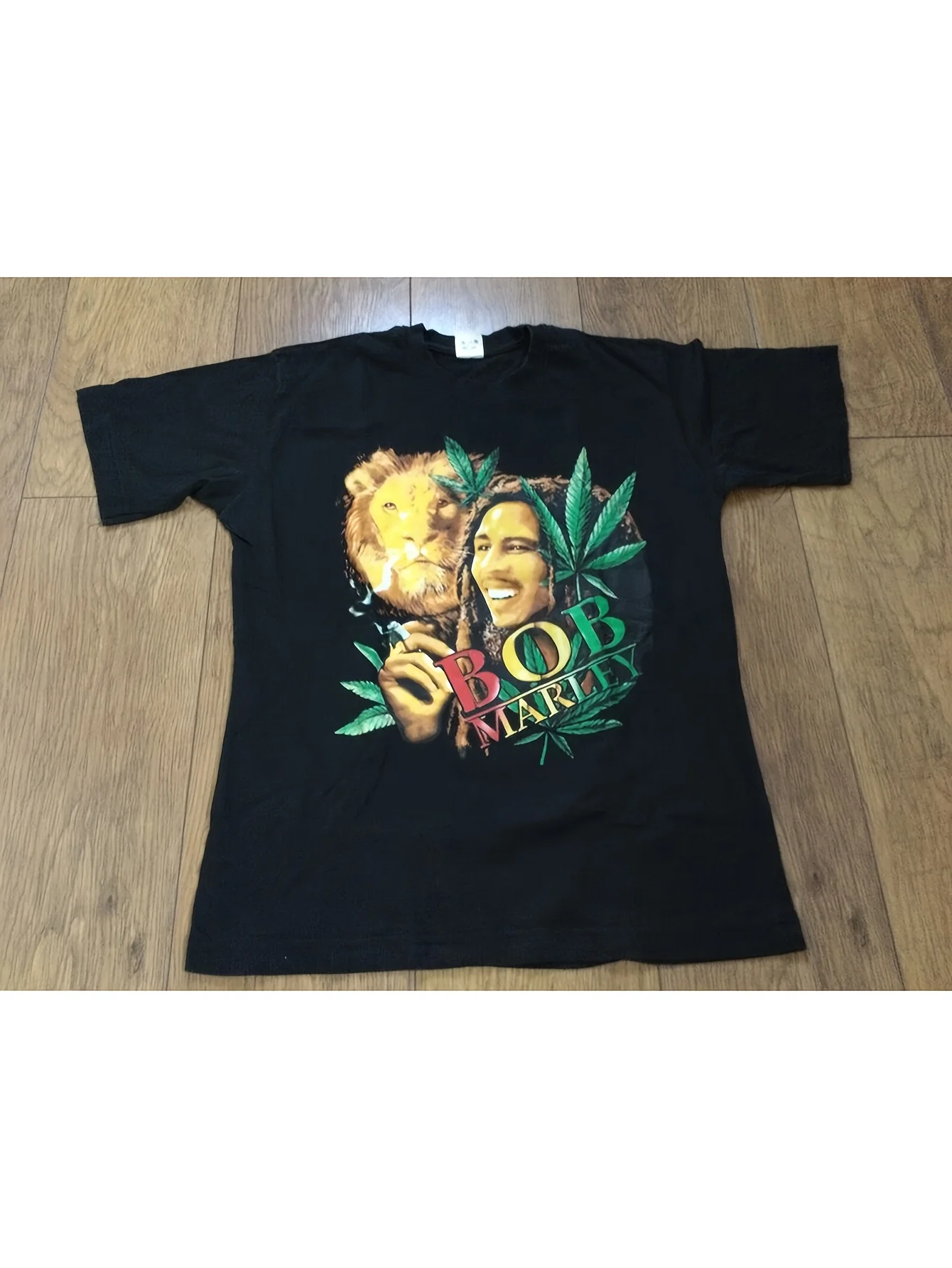

Мужская черная футболка с графическим принтом Bob Marley Legend — средний стиль регги, круглый вырез с короткими рукавами, яркий дизайн растафариан