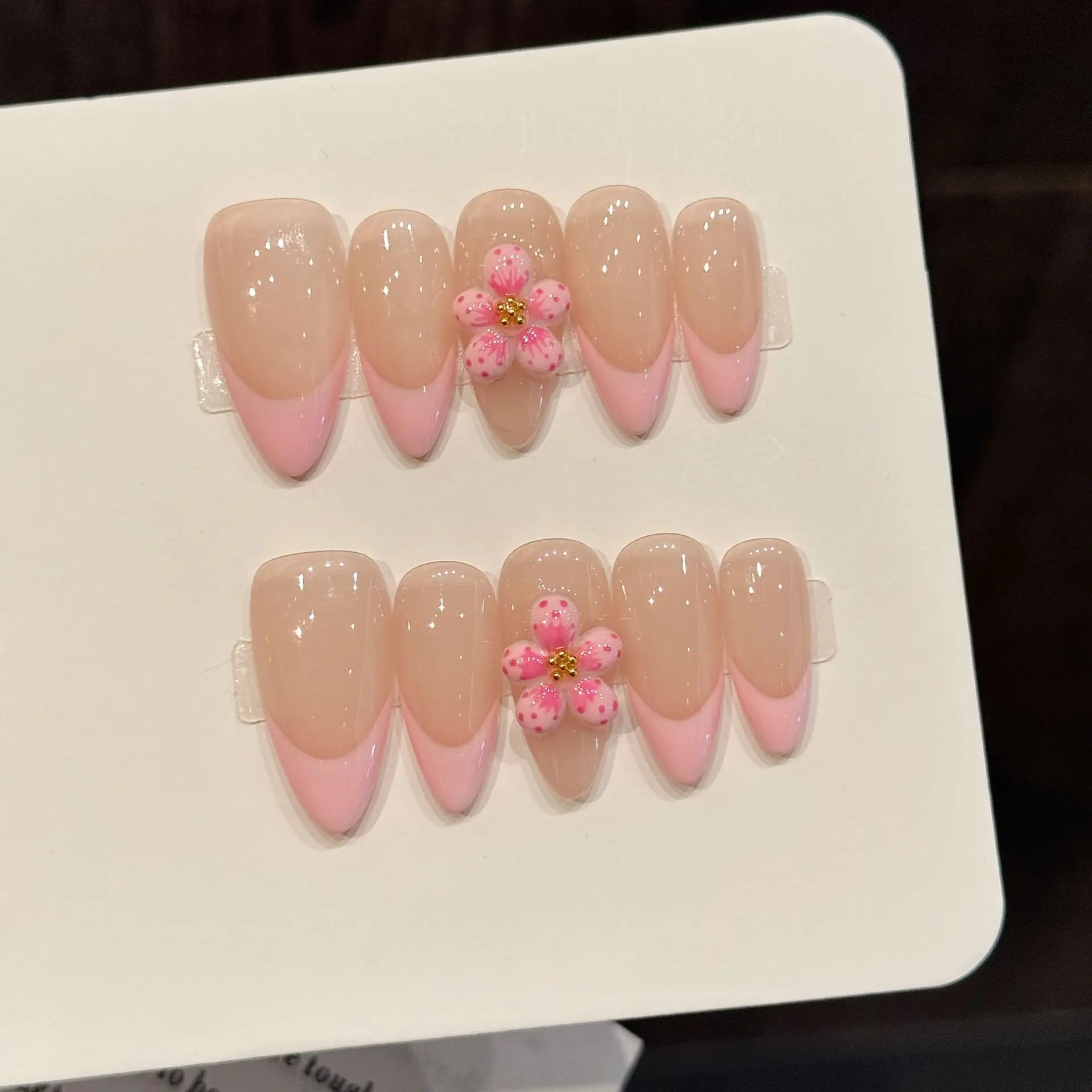 10 stücke Handgemachte Mandel Drücken Auf Nägel Rosa 3D Relief Blume Französisch Stil Gefälschte Nägel Süße Koreanische Tragbare Falsche nagel Für Frauen