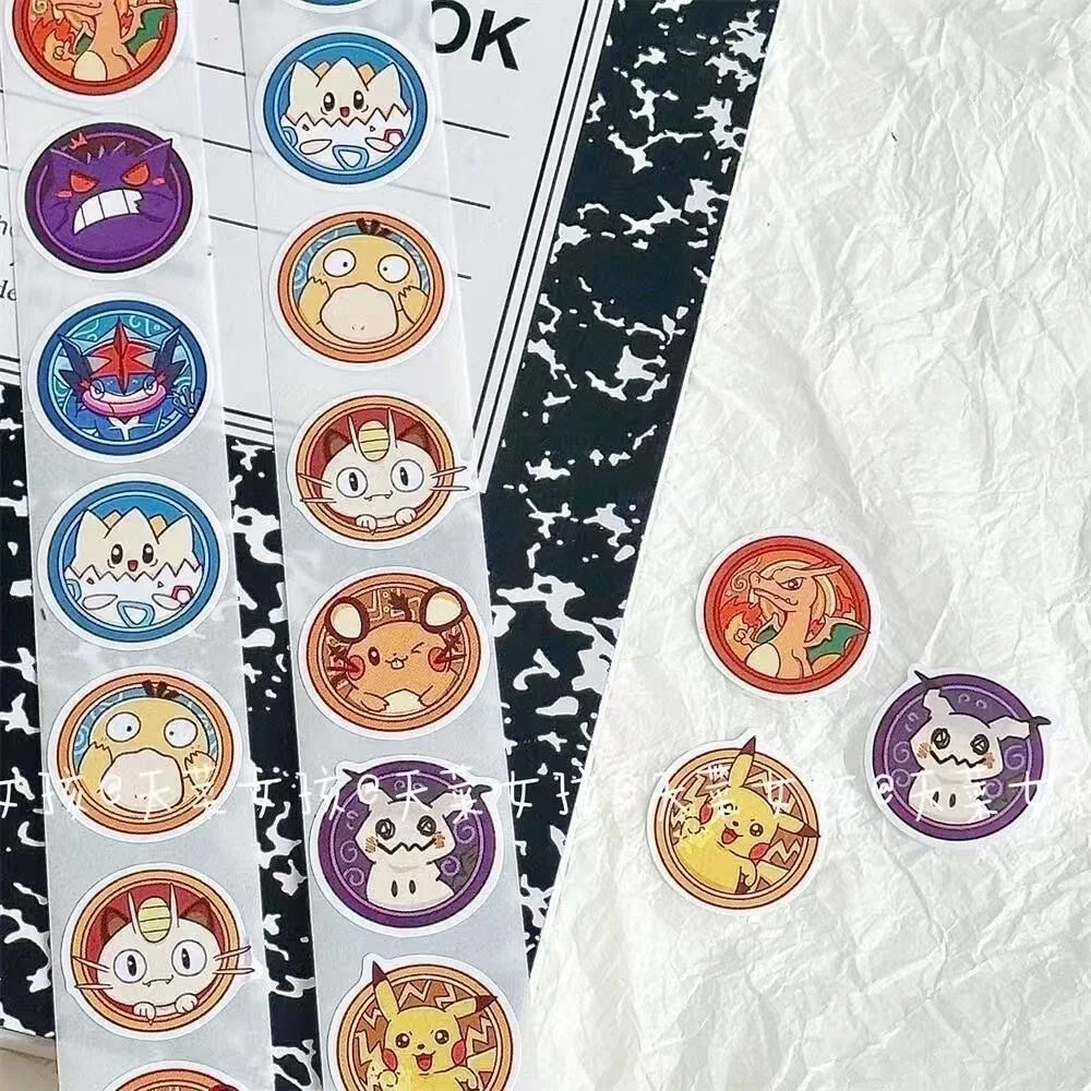 500PCS 애니메이션 귀여운 포켓몬 스티커 Kawaii Pikachu Charizard 라운드 인감 스티커 롤 스티커 낙서 수하물 스티커 완구