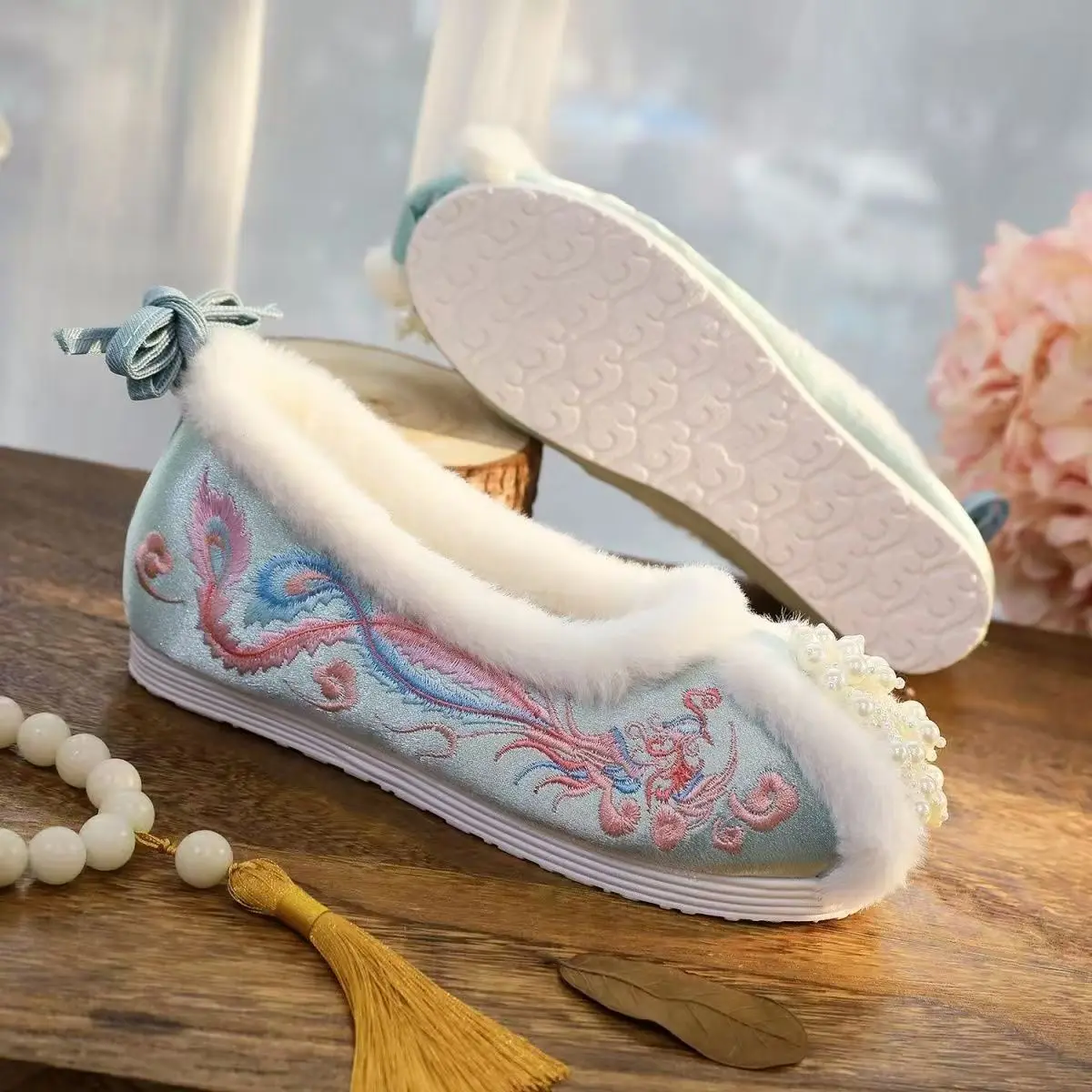 

Новые зимние женские туфли из хлопка с неглубоким вырезом, в этническом стиле, на плоской подошве, с круглым носком, с бисером и цветами, плюшевые, для ханьфу, красные свадебные туфли