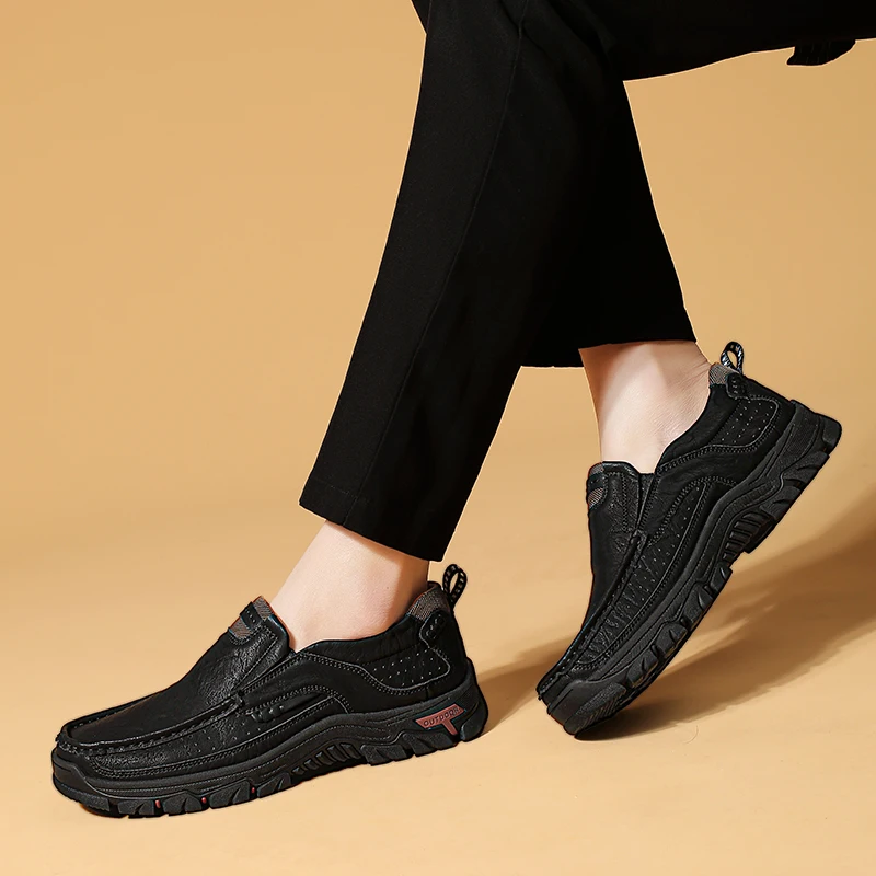 Mens leather shoes for outdoor hiking Sewn with car stitching Water resistant and wear resistant Sizes 39-46 Comfortable insoles
