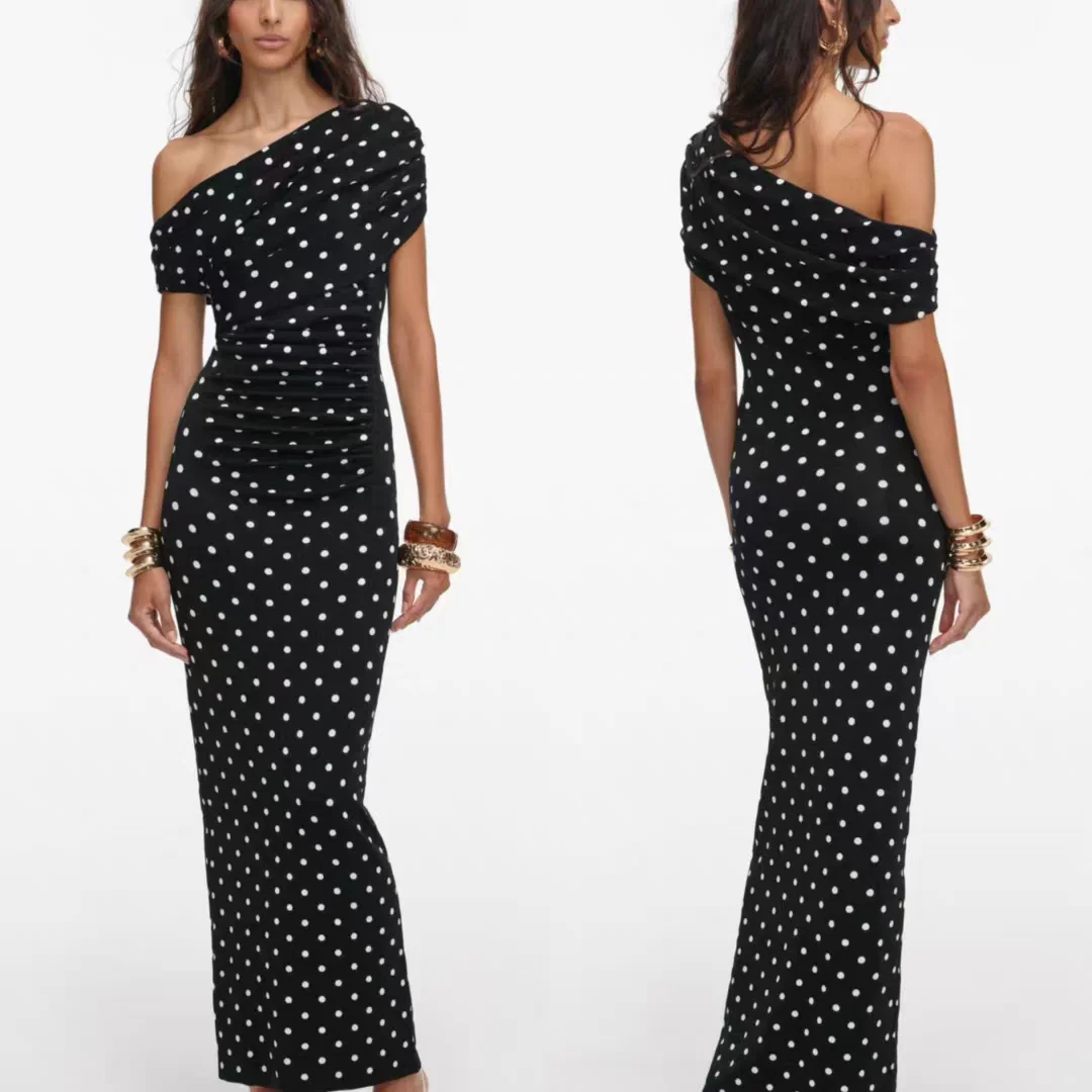 

Женское черное платье миди в горошек с асимметричным принтом и наклонными плечами, тонкое темпераментное женское длинное платье