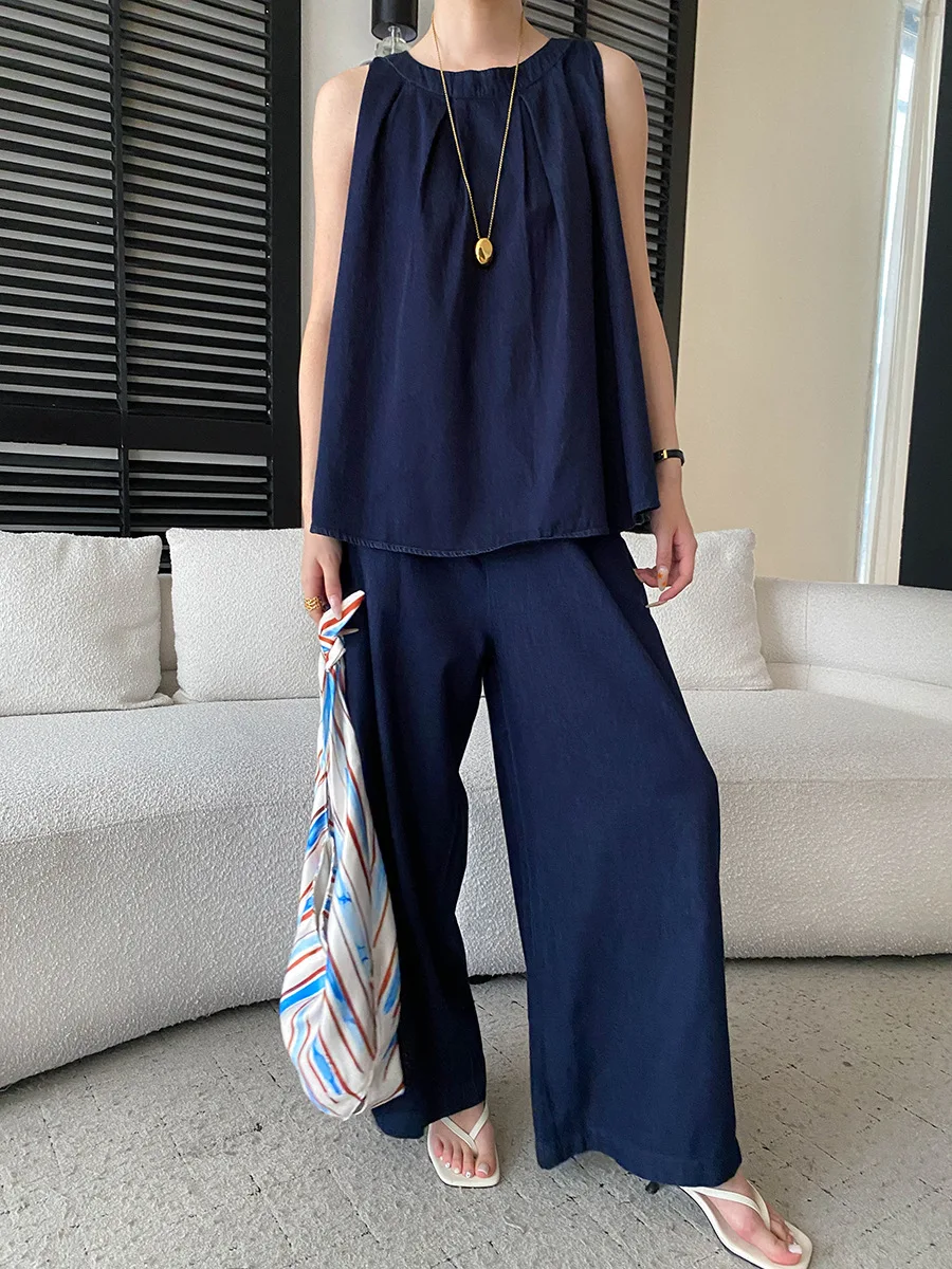 Sommerliches Damen-Set im französischen Retro-Stil: ärmellose Jeansweste mit Rundhalsausschnitt und lässige Hose in unifarbenem Design. – Detail 12