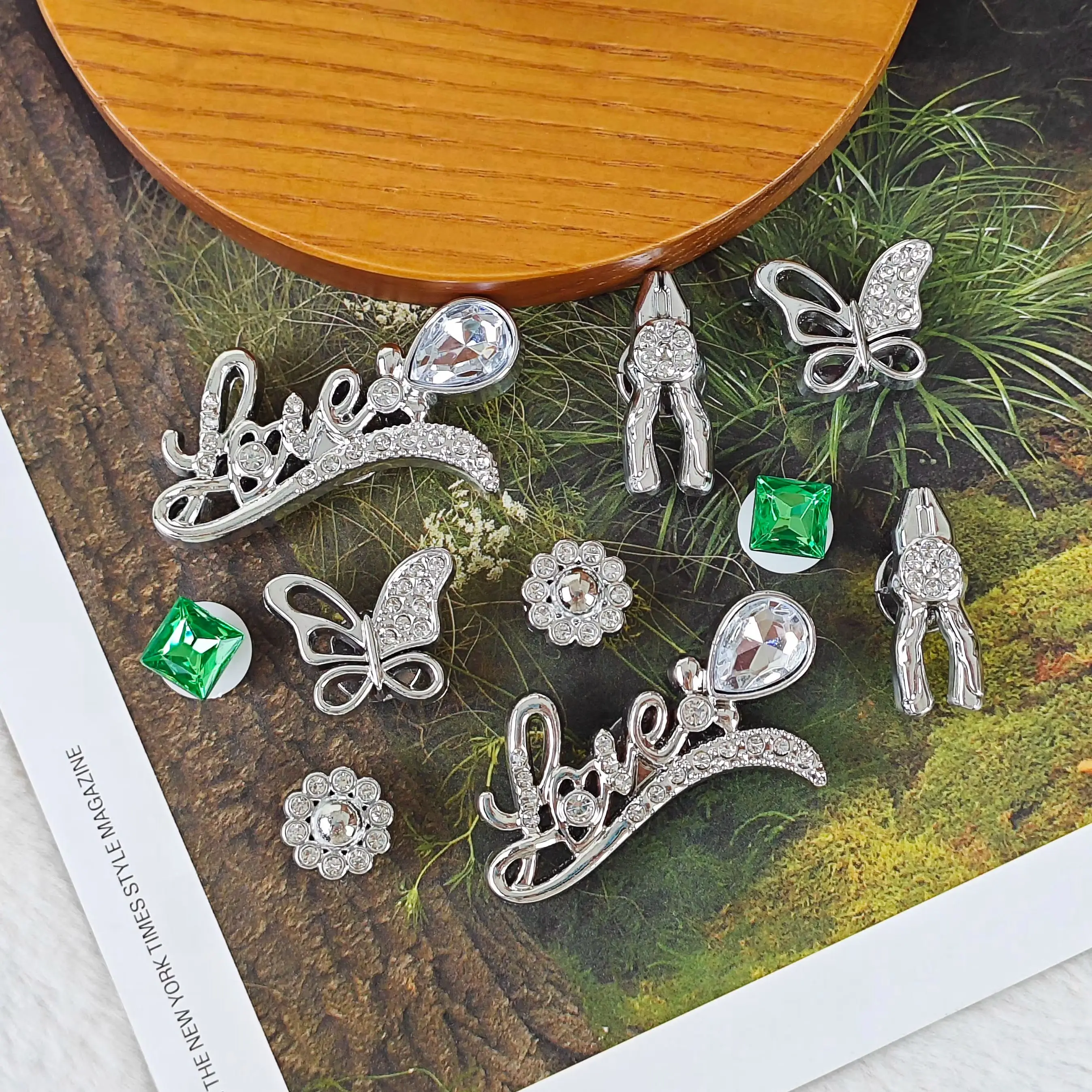10Pcs DIY Shoe Decoration Charms with Rhinestone Letters, Butterfly, Pliers, Flower, Green Square Rhinestone Decorative Buckle, Non-Metal Lightweight Material, Y2K Fashion Versatile Cute Personality Accessories for Men and Women, Suitable for Eva Beach Shoes, Sandals, Removable Shoe Decoration, Holiday Gift
