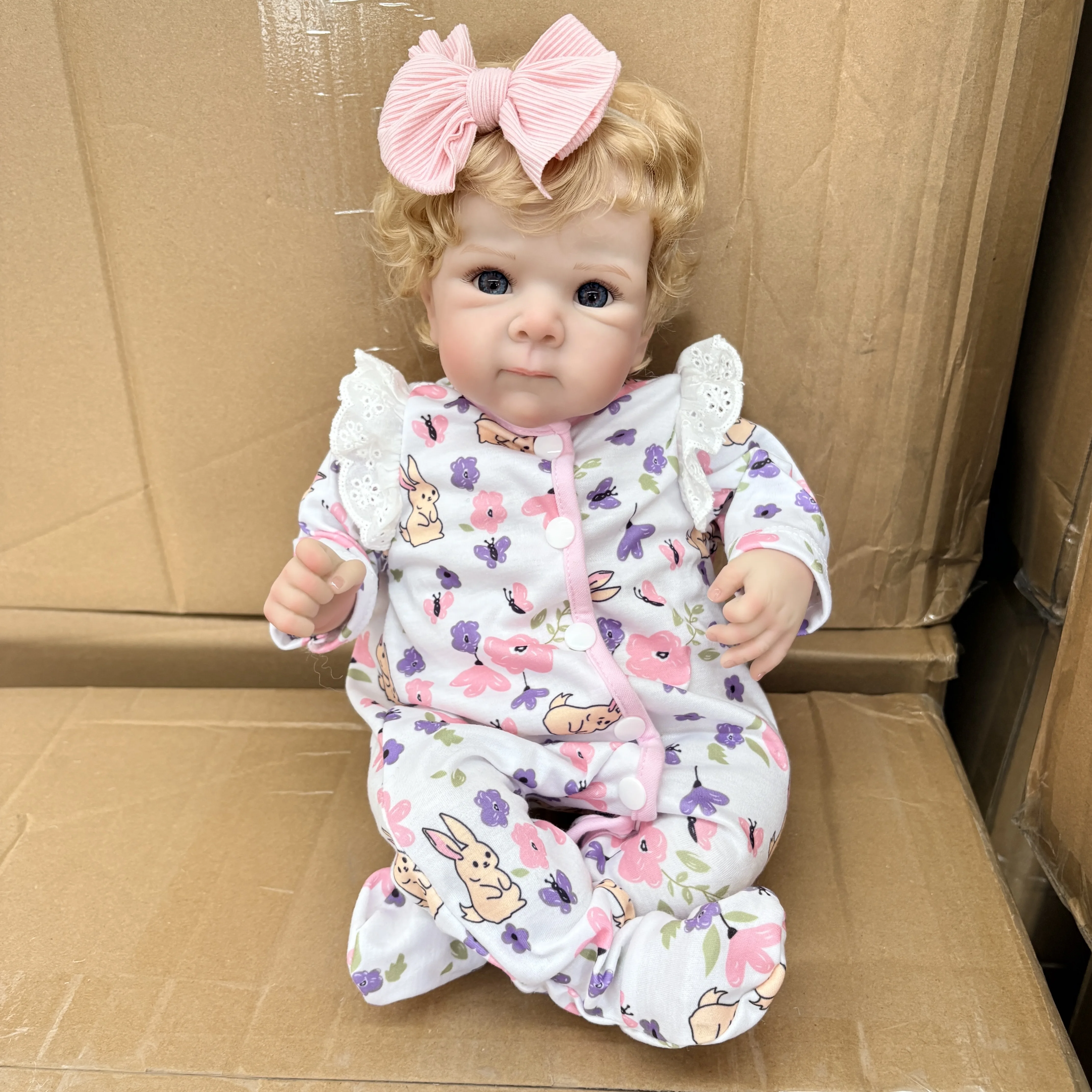 Bambola Reborn Bettie da 18'' con Capelli Ricci Radicati a Mano e Dettagli Realistici delle Vene, Outfit con Stampa Coniglietto, Bambola Neonata per Regalo ai Bambini