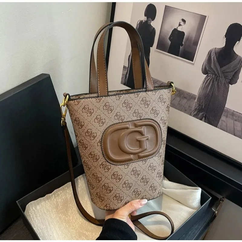 Новые роскошные дизайны в 2025 году – это модные и ретро-сумки в форме буквы, сумки-ведра и высококачественные сумки на одно плечо.