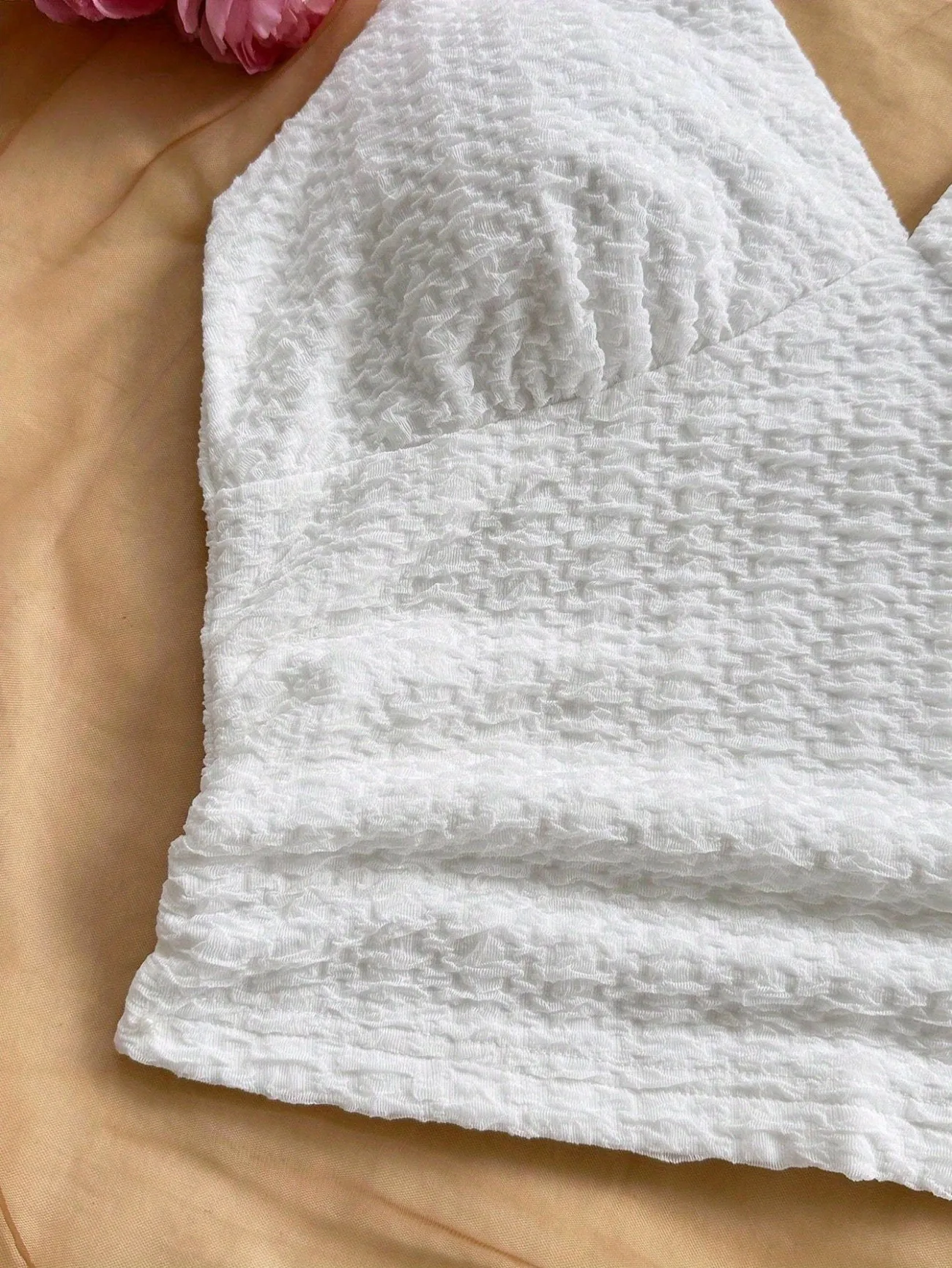 Sommerliches weißes Neckholder-Top und Shorts-Set, lässiges Strandoutfit – Detail 5