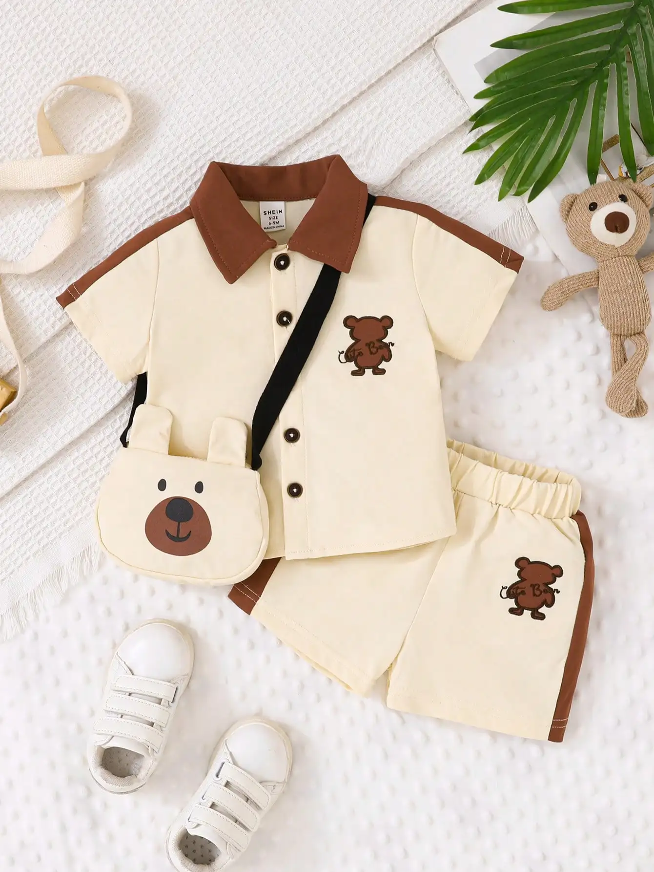 Conjunto de 3 piezas con estampado de osos para niños pequeños, polo beige y marrón + pantalones cortos + bolso cruzado, conjunto de ropa informal de verano para bebés