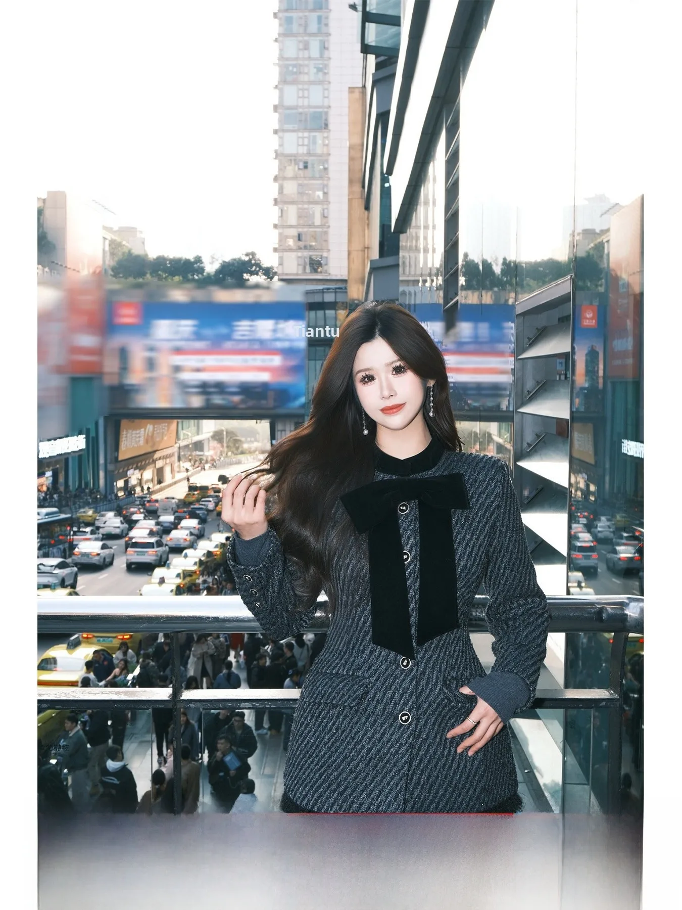 

Elegant Women's Winter Fashion Set with Waist-Cinching Coat And High-Waisted Skirt in Thick Tweed And Slimming
