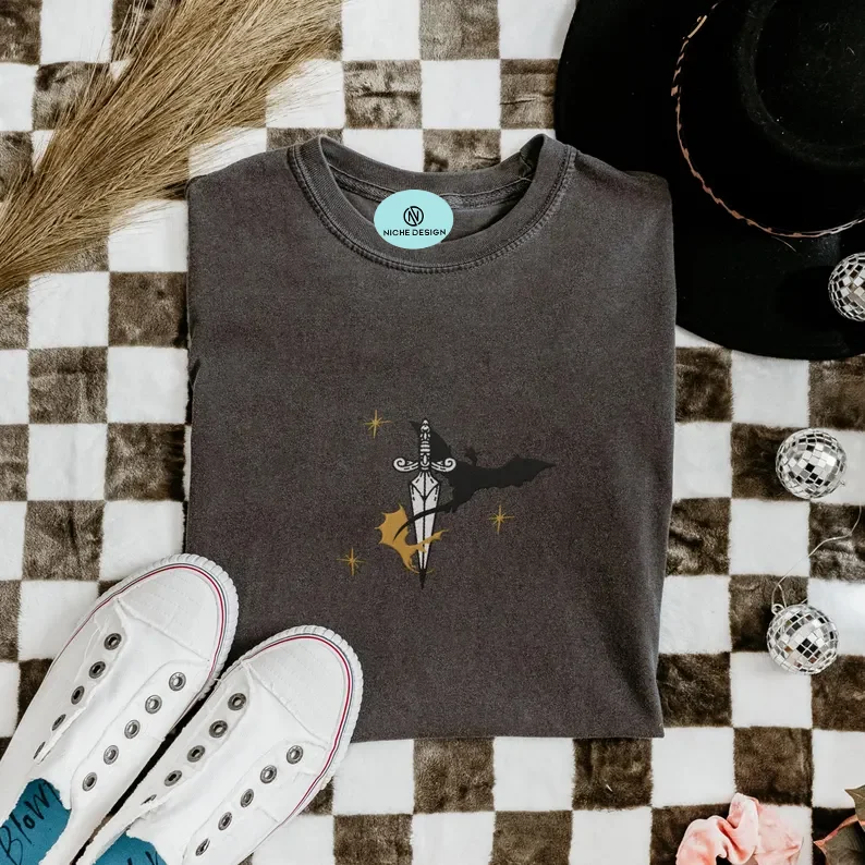 تي شيرت مطرز التنين الراحة الألوان Booktok Fandom التي شيرت رومانسية كتاب تي شيرت الخيال Bookish Merch خمر الأسود الداكن