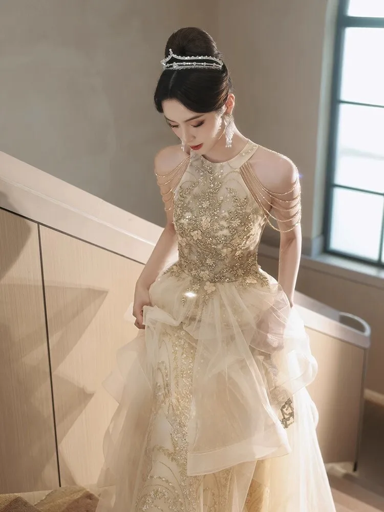 Champagne-colored banquet dress with a light luxury and niche style for art examination hosts