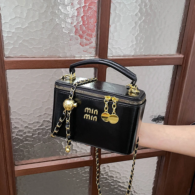 

Elegant Women Luxury Leather Fashion Tote Bag High End Designer Shoulder Handbag For Fashionable Urban Commuter Life