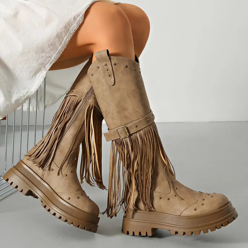 Botas hasta la rodilla de gamuza con borlas Vintage para mujer, botas de vaquero del oeste con parte inferior gruesa y cómodas para invierno, Botas Largas con remaches de Metal para mujer 2025