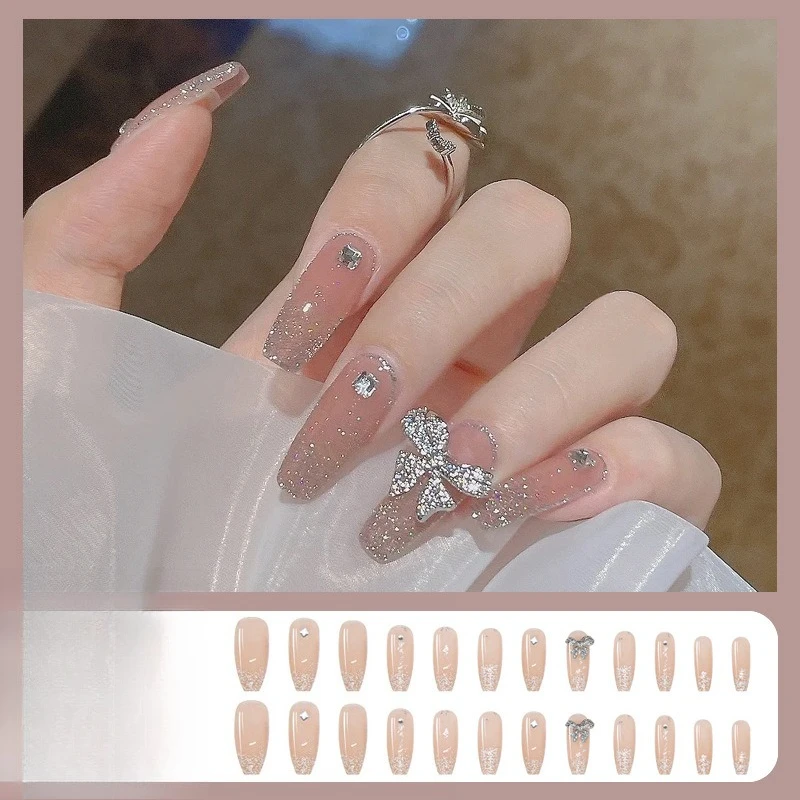 

Wear the finished nail art removable fake nail piece exquisite