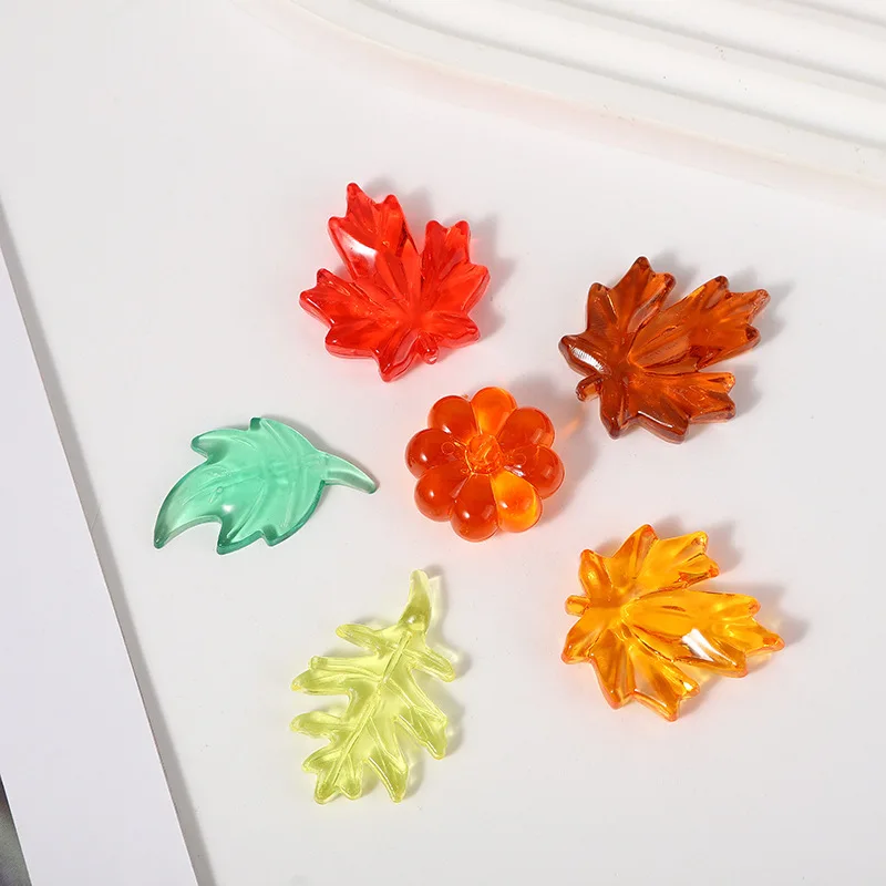 50g Transparente, mehrfarbige Harzperlen in Form von Ahornblättern, Kürbissen und Tannenzapfen, nicht porös, für DIY-Schmuckherstellung und Zubehör – Detail 3