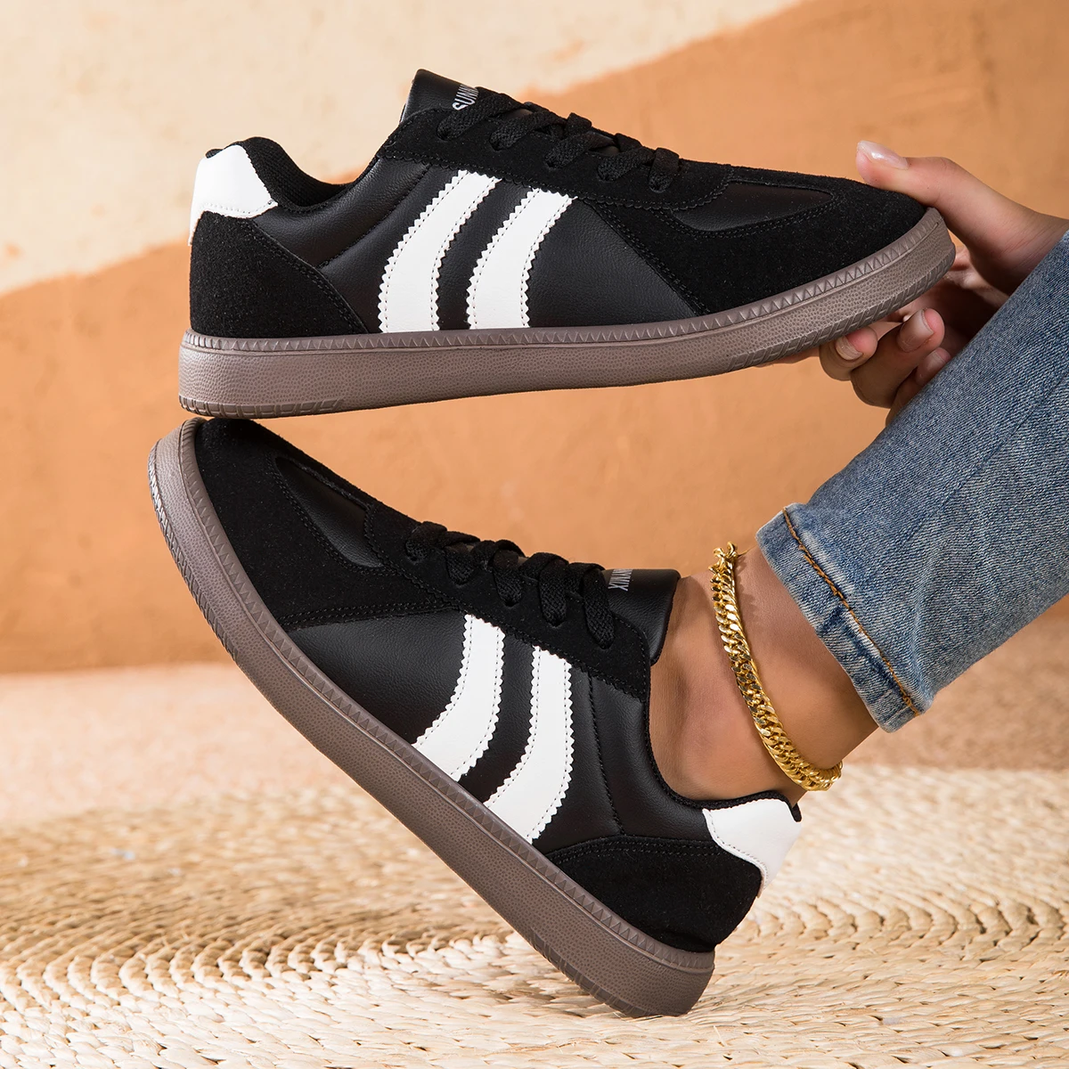 Women Daily Walking Board Shoes Lace Up Gum Sole Flat Skate Shoes Retro Suede Vintage Unisex Patchwork Casual Sneakers