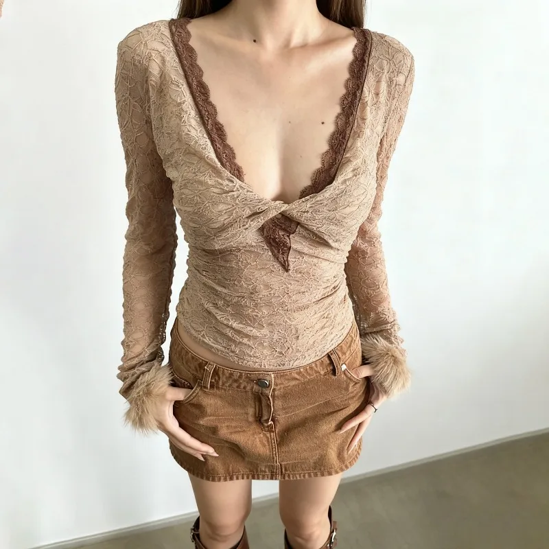 

American Retro Lace Backing V-neck Lace Twist T-shirt Women's 2025 Autumn and Winter Spice Girl Pure Desire Long-sleeved Top