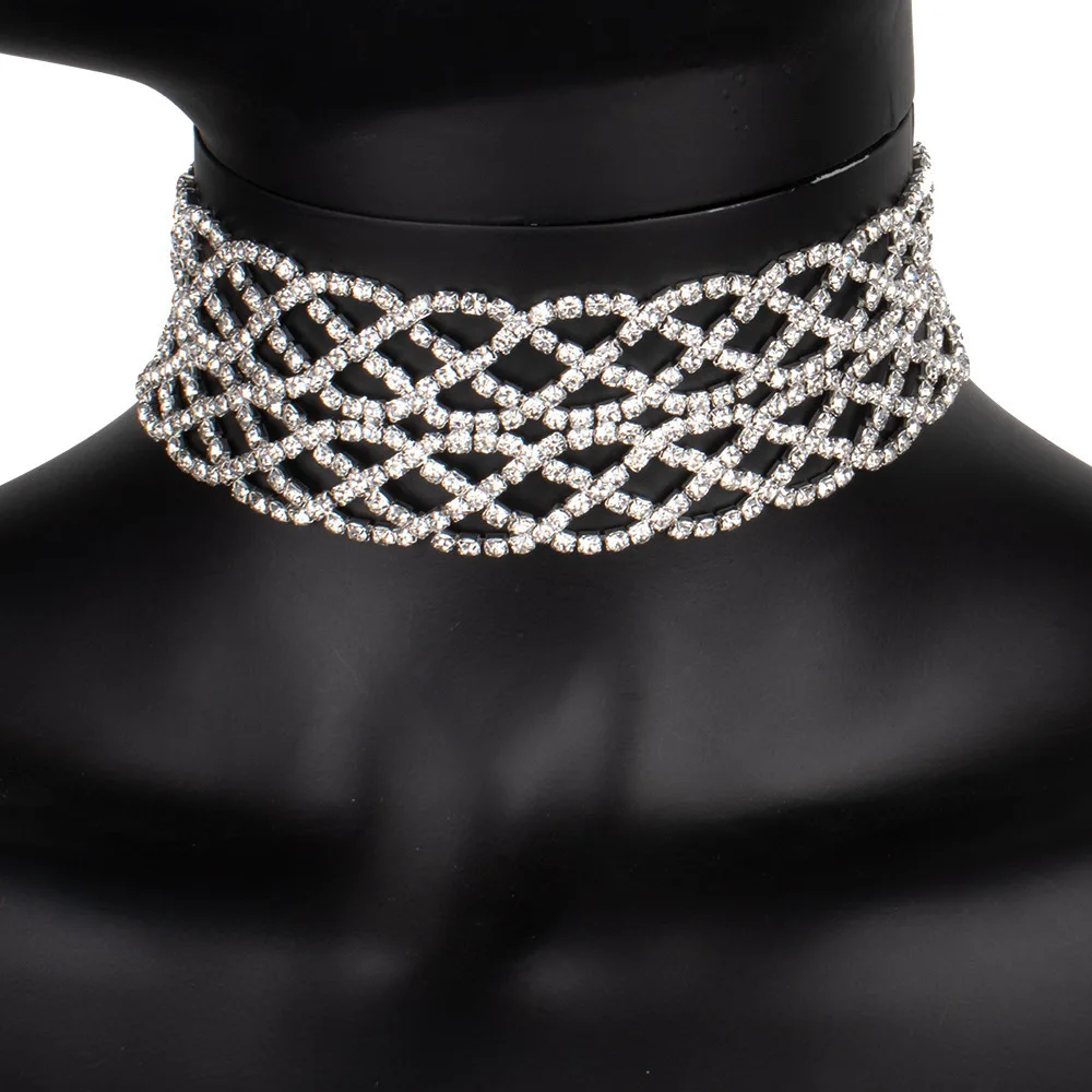 Damen-Halskette mit Glitzersteinen und Kettenartiger Struktur Modisches Schmuck-Accessoire Erhältlich auf Amazon – Detail 4