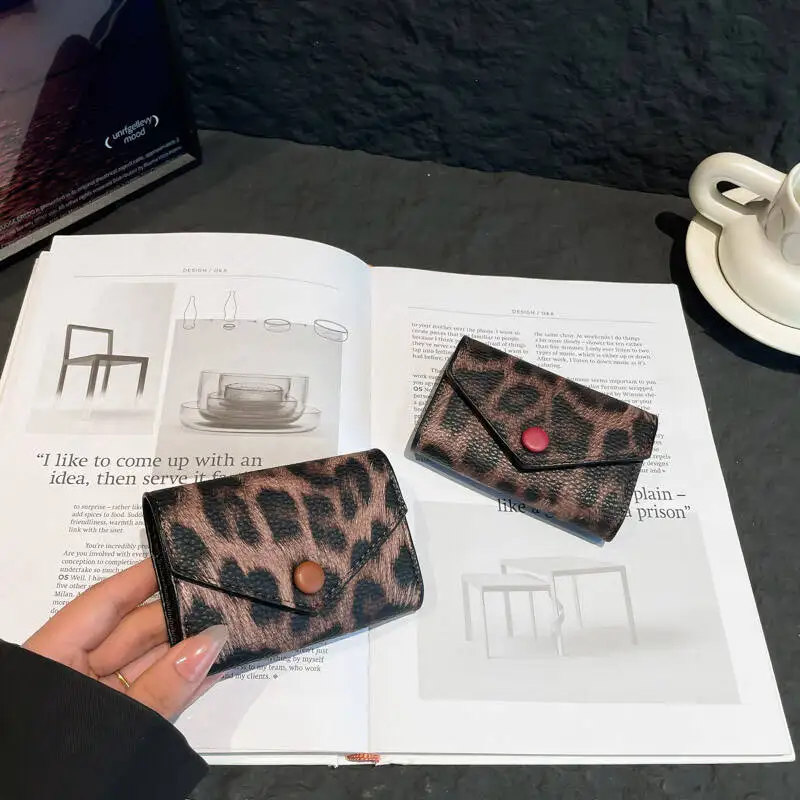 

Кошелек женский с леопардовым принтом, маленький, тонкий, из веганской кожи, с отделениями для кредитных карт, милый мини-кошелек с брелоком и окошком для ID-карты