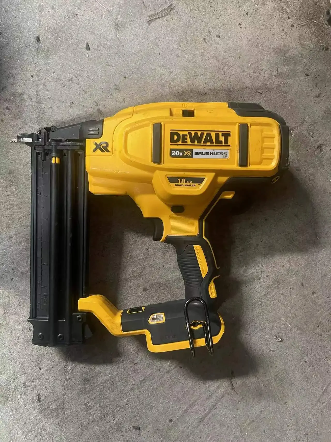 

DeWalt DCN680 20-вольтовый беспроводной 18-калибрный гвоздезабивной станок (только инструмент). Б/у DeWalt DCN680 20-вольтовый беспроводной 18-калибрный штифт N