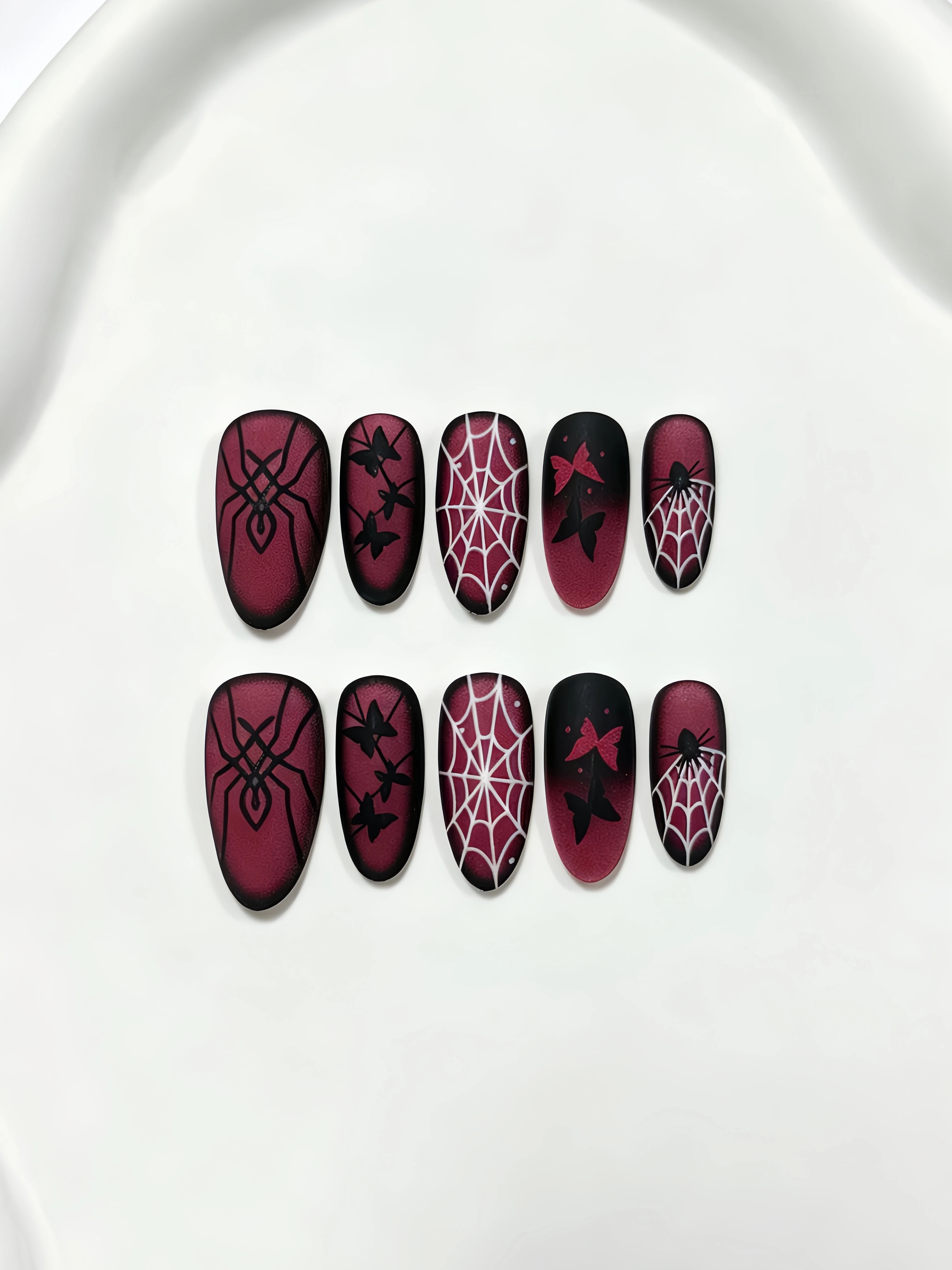 10枚入りミディアムレングスのアーモンド型つけ爪、赤と黒のグ - Nail Art Gothic のレビューと価格