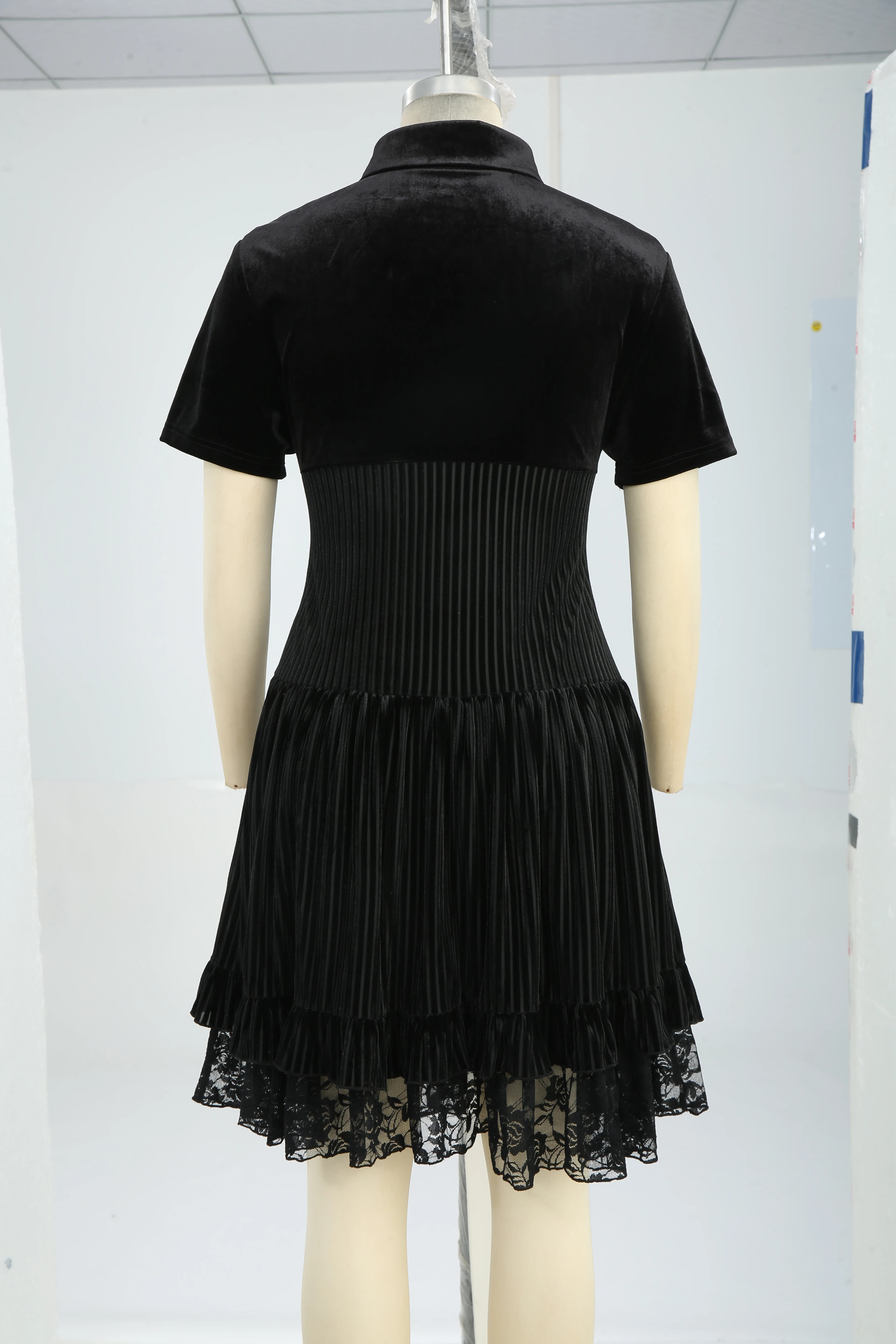 فستان نسائي قوطي مقاس كبير من ROSEAGL فستان مخملي مع ياقة مقلوبة وأزرار وهمية مضلعة مزخرفة بالدانتيل فساتين ذات طبقات