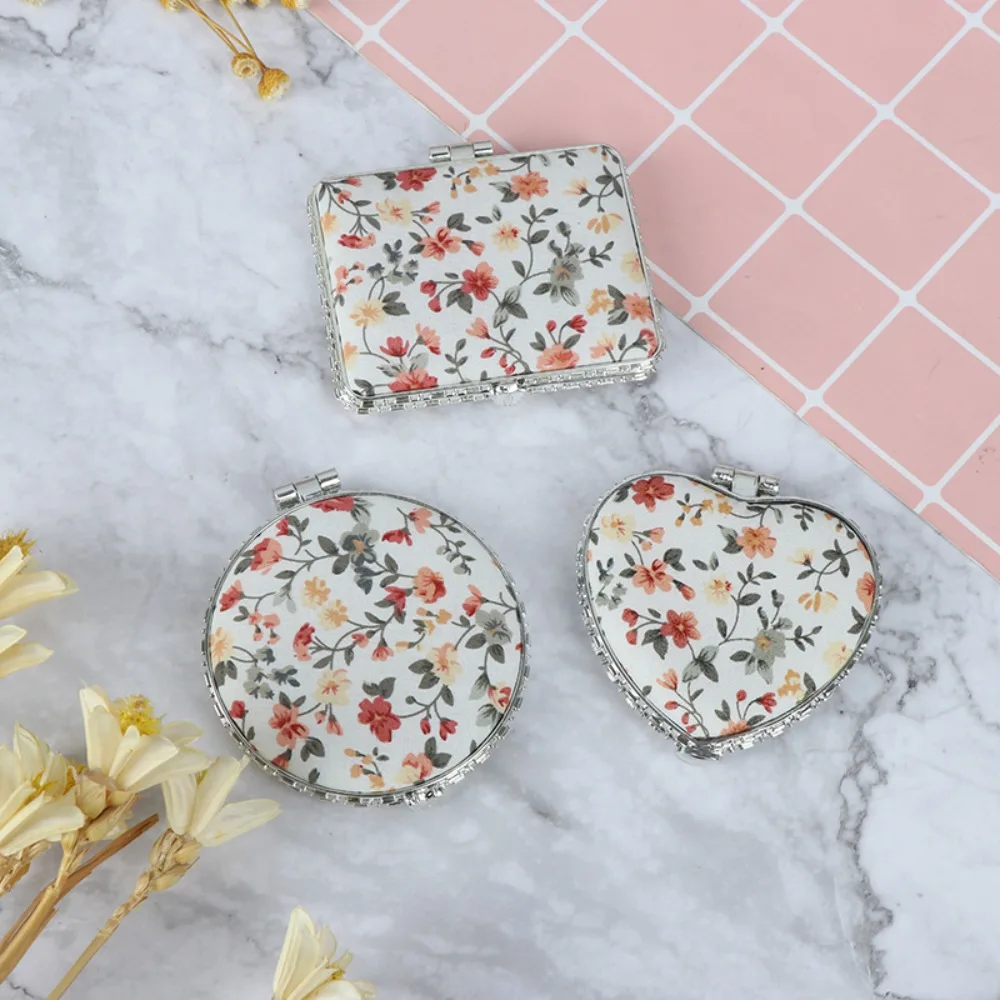 Mini specchio floreale per trucco vintage a 4 forme Specchio cosmetico tascabile portatile pieghevole Copertura in tessuto Specchio tascabile compatto da donna