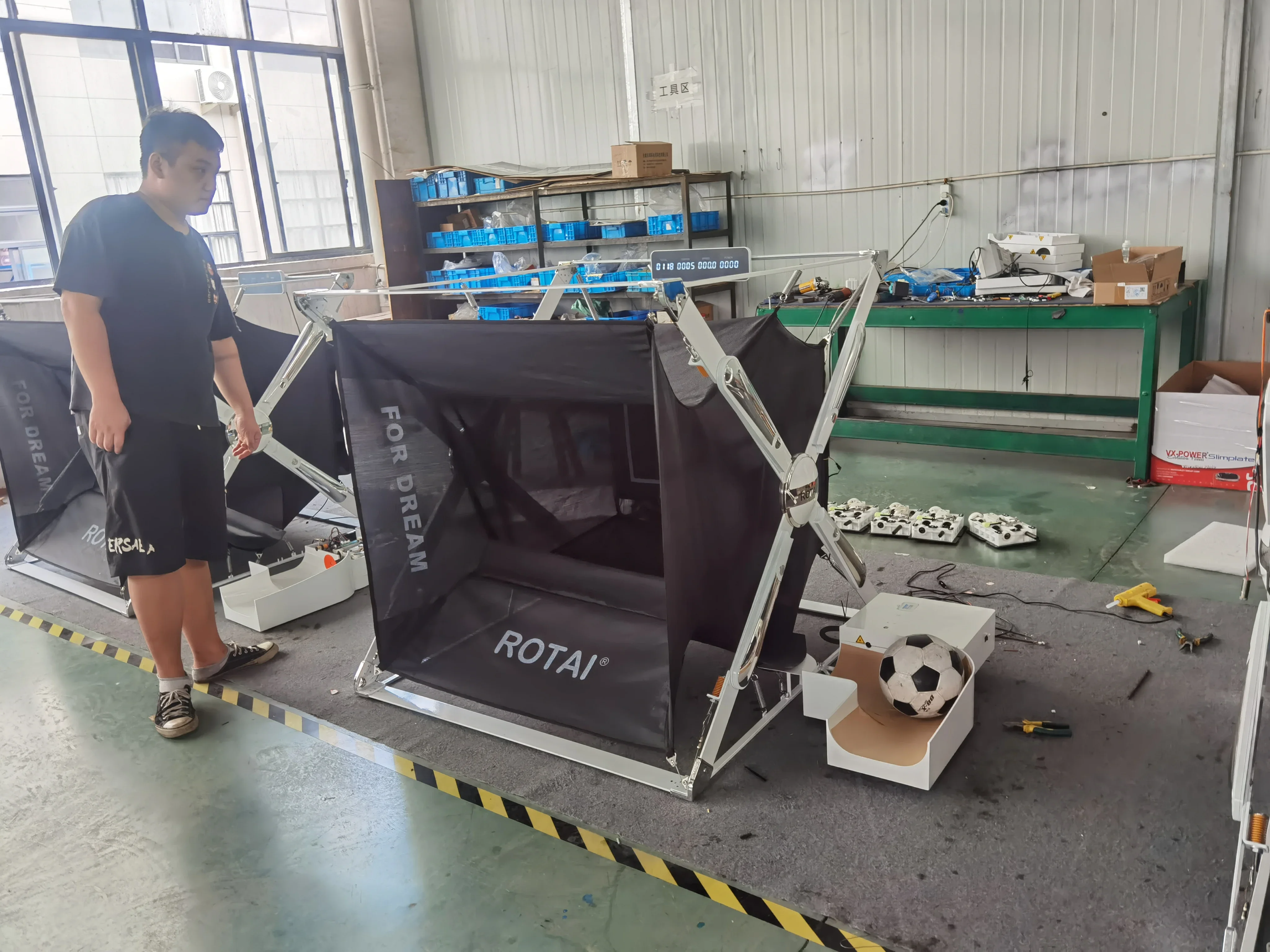 

2025 2025 Fully Automatic Soccer Training Machine New Design Ball Launcher Interactive Shooting Gate