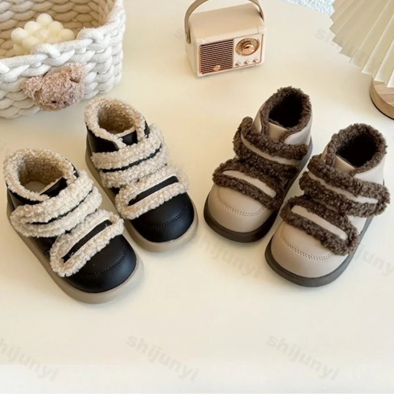 Scarpe di cotone casual in peluche alte di tendenza della moda da ragazza 2025 Stivali da neve con suola morbida, caldi, comodi e versatili per bambini invernali