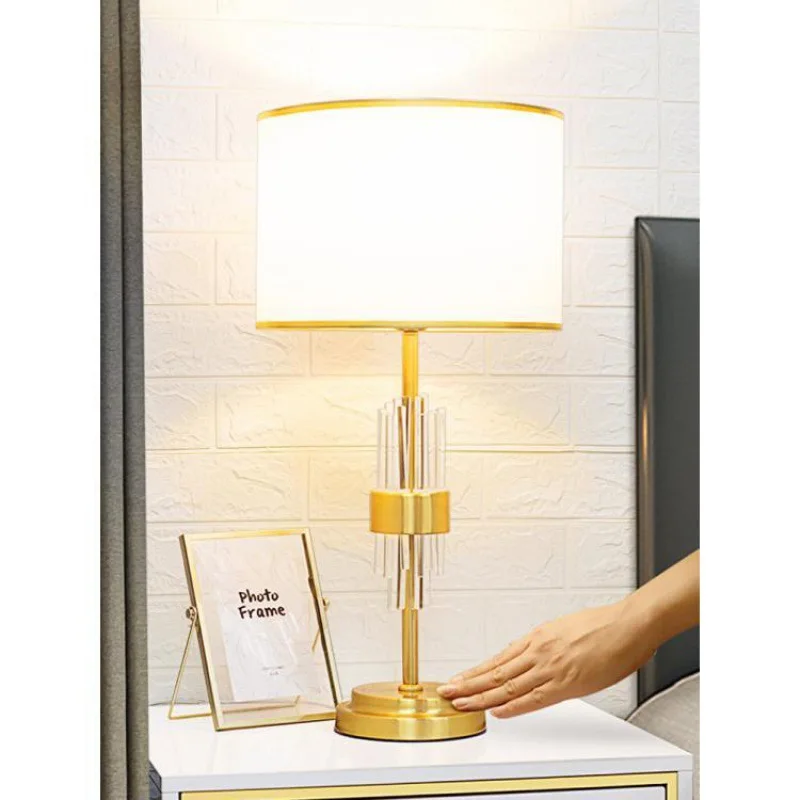 

Modern light luxury desk lamp Bedroom bedside lamp Post-modern master bedroom bedside table Personality, creativity and warmth C