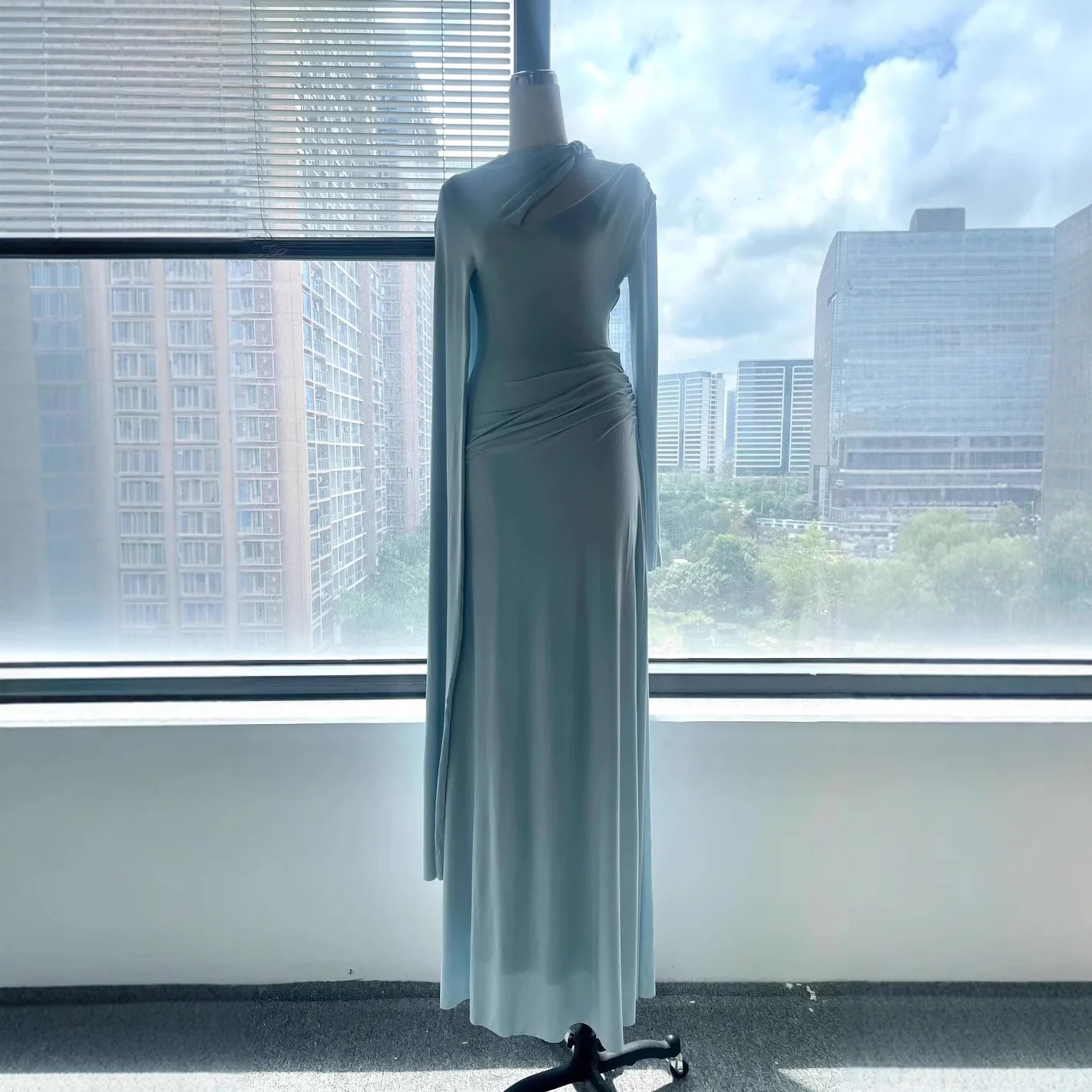 ชุดเดรสยาวทรงเข้ารูป ดีไซน์เวียดนาม แต่งกระดุมโลหะ จับจีบแบบไม่สมมาตร  สำหรับงานกลางคืน  ชุดราตรี ropa mujer