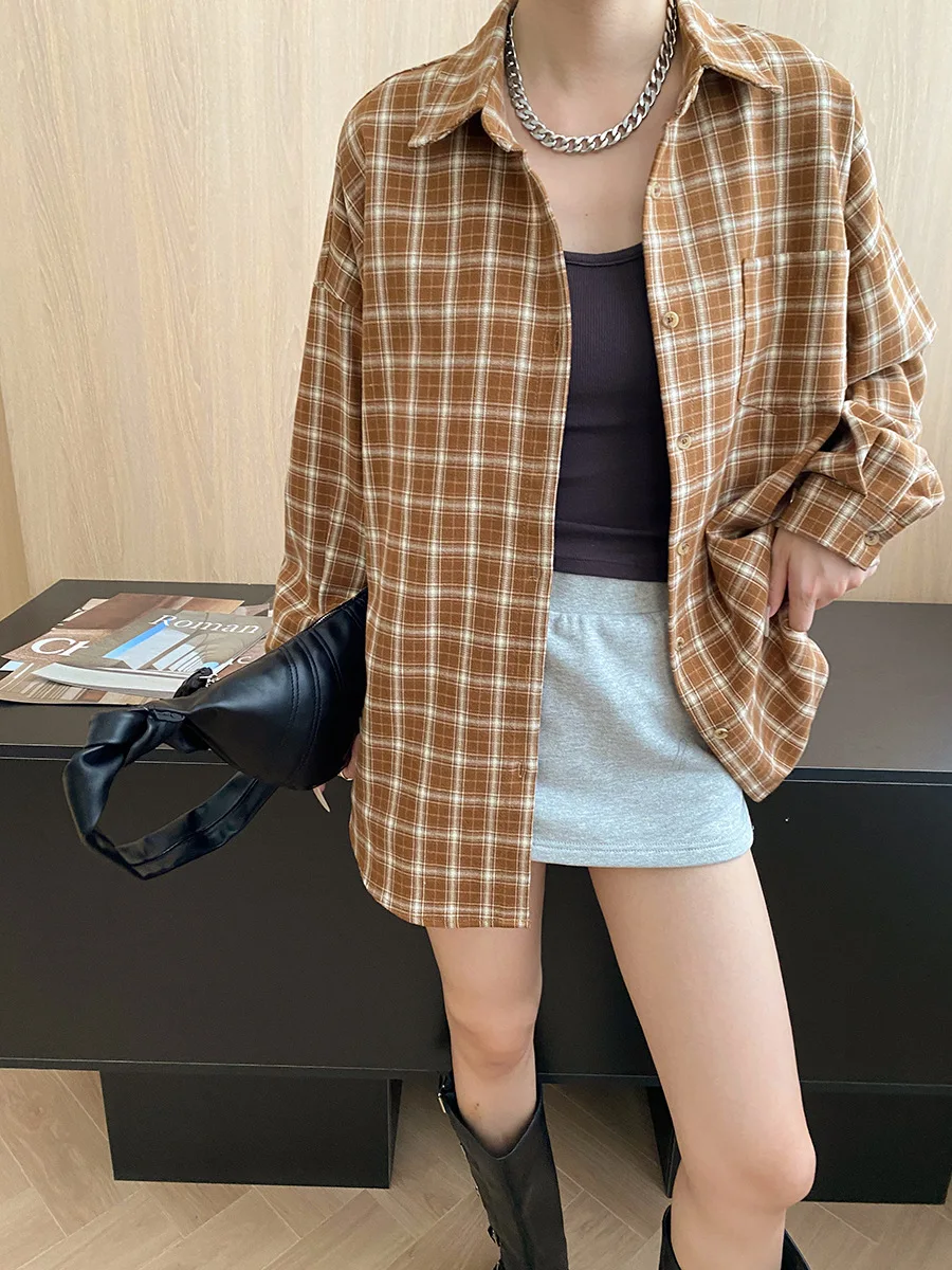 편안하고 여유로운 스트리트 스타일, 대비되는 색상의 격자무늬, 루즈하고 캐주얼한 레이어드 셔츠