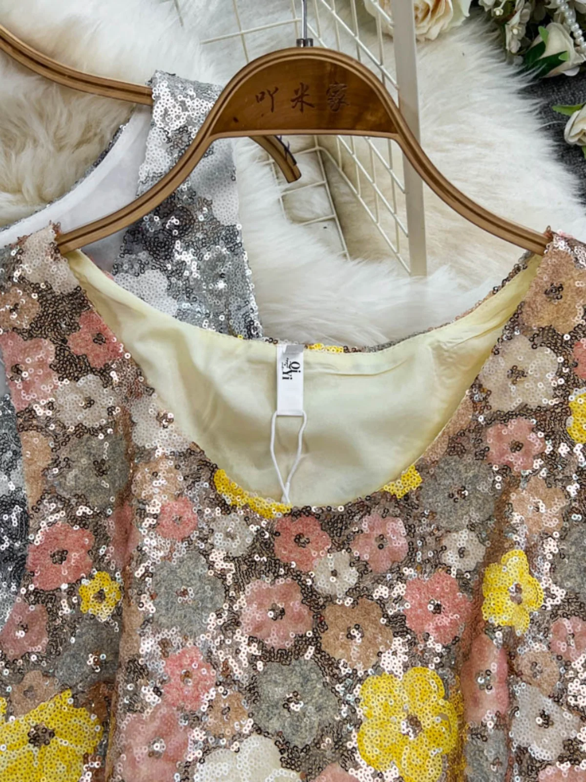 

Женский жилет с вышивкой бисером, летний новый дизайн, утягивающий блестящий топ, тяжелый рабочий жилет с цветочным принтом, морская маленькая фрашная мода