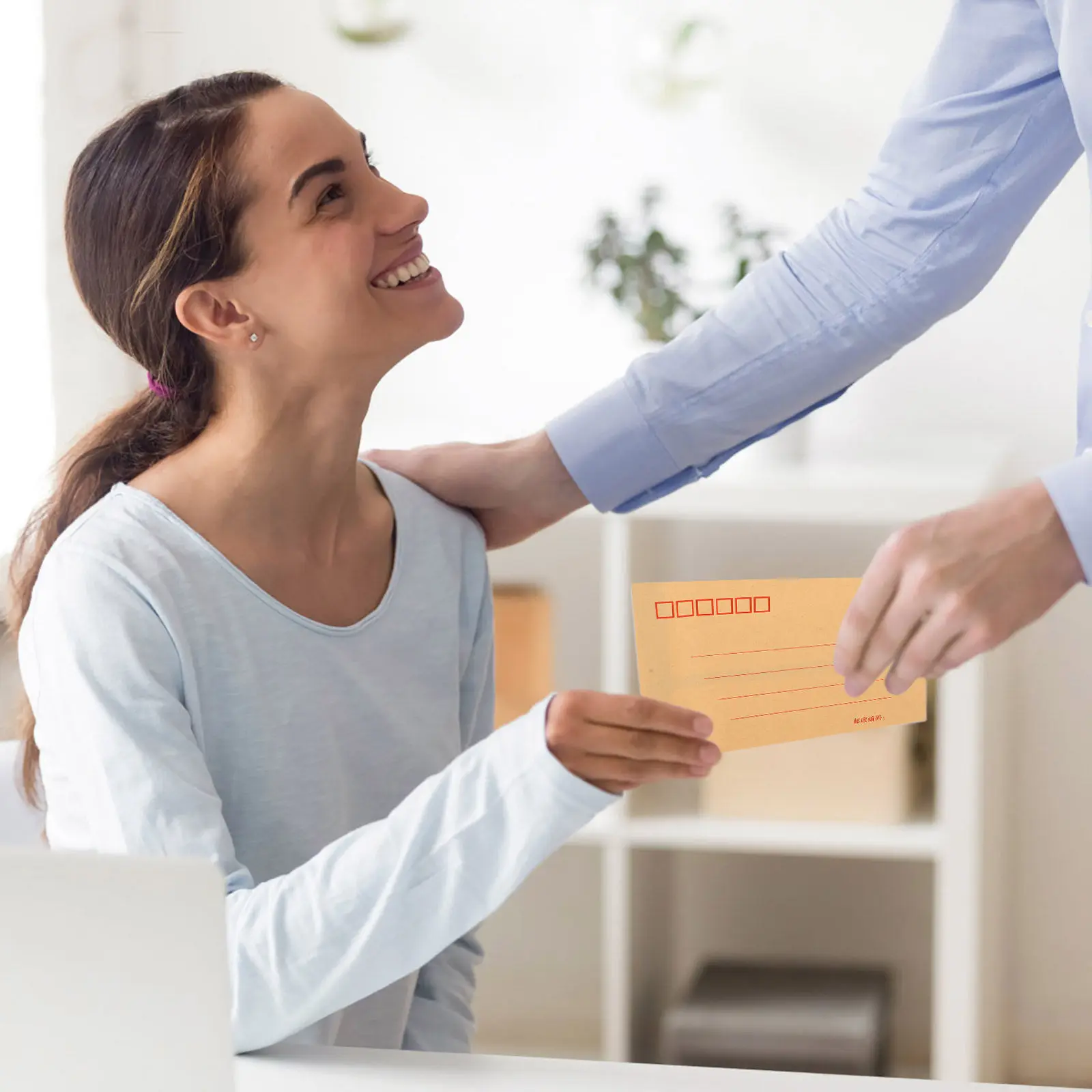 

200 шт. желтых крафт-конвертов с гладкой поверхностью для письма, самоклеящиеся, из коричневой бумаги, для офиса, сада, мелких предметов, марок, хранения