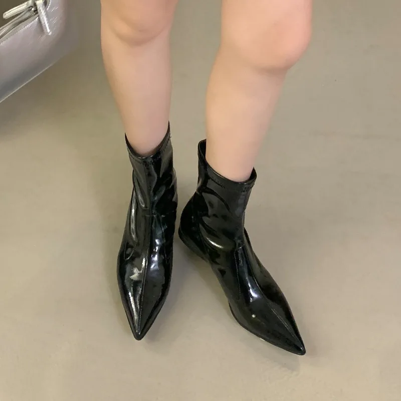 Sharp pointed short boots for women in the winter of 2025, new styles of boots that look slim, short boots that are niche, slim