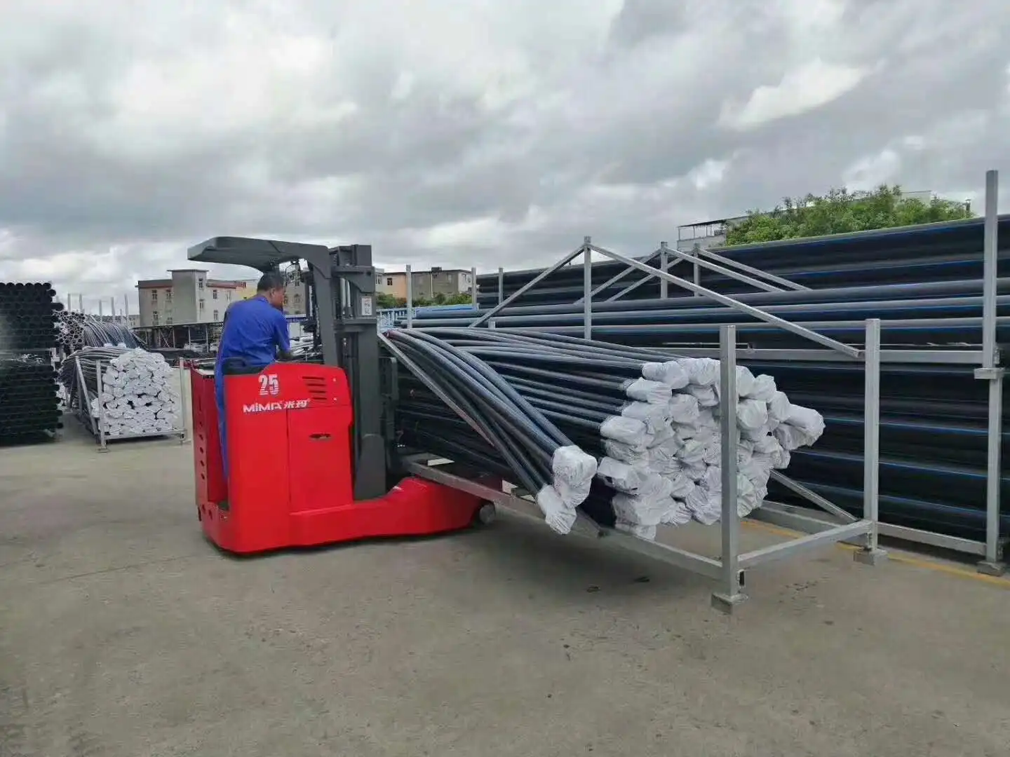 Narrow Aisle Warehouse Multi Directional Electric Forklift 3000kg Four Way Reach Stacker for Long Goods