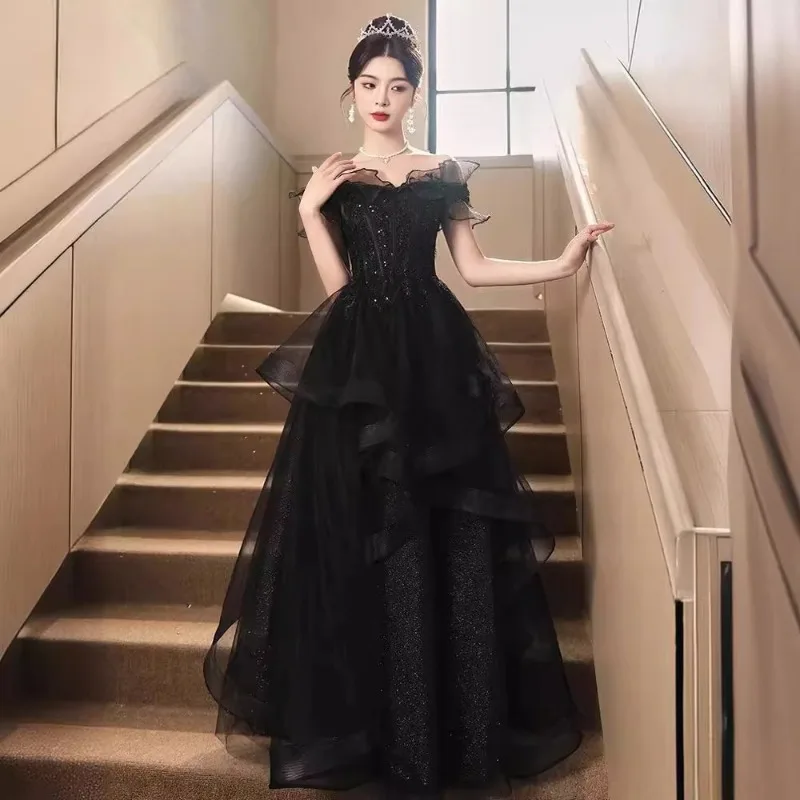 فستان سهرة أسود عصري 2026 جديد بكتف واحد نمط مأدبة عيد ميلاد المضيف الفرنسي امتحان فني فستان حفل الكبار