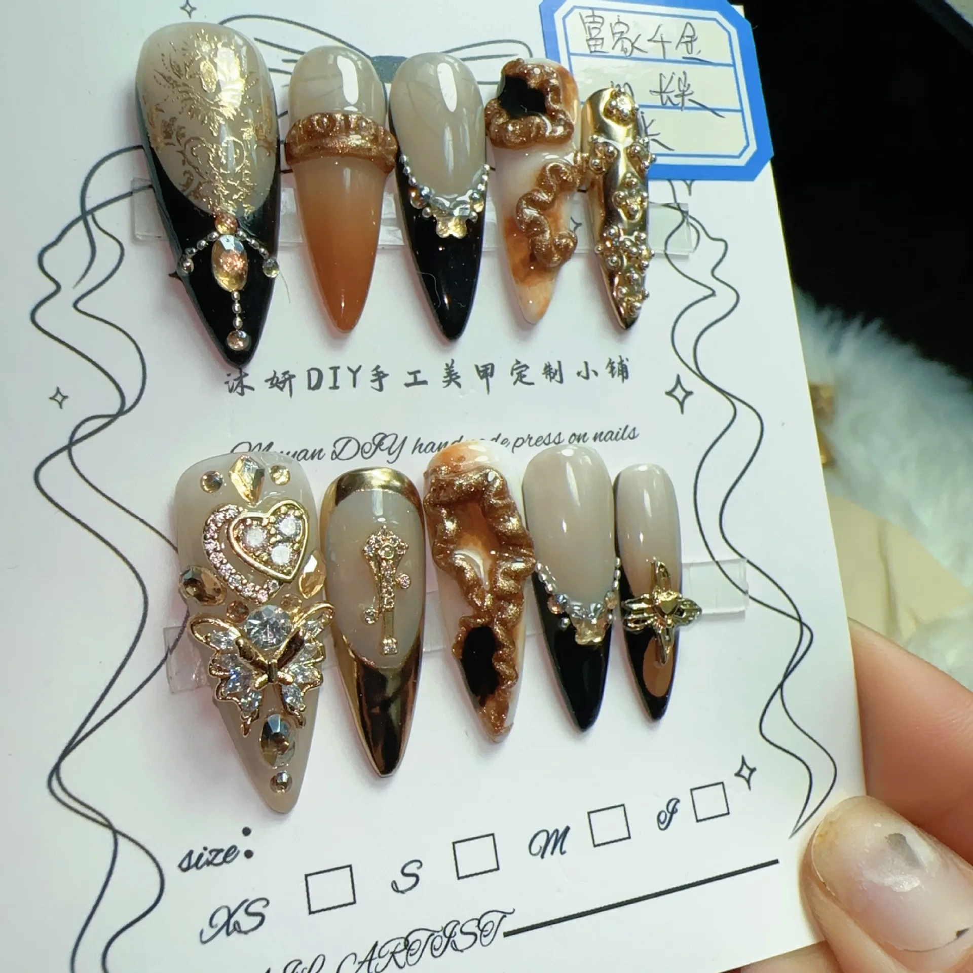 مجموعة أظافر فاخرة للسيدات الغنية، أظافر صناعية من الراتنج مع أنماط منقوشة ثلاثية الأبعاد وإكسسوارات ذهبية، مقاس دقيق، رائعة لـ