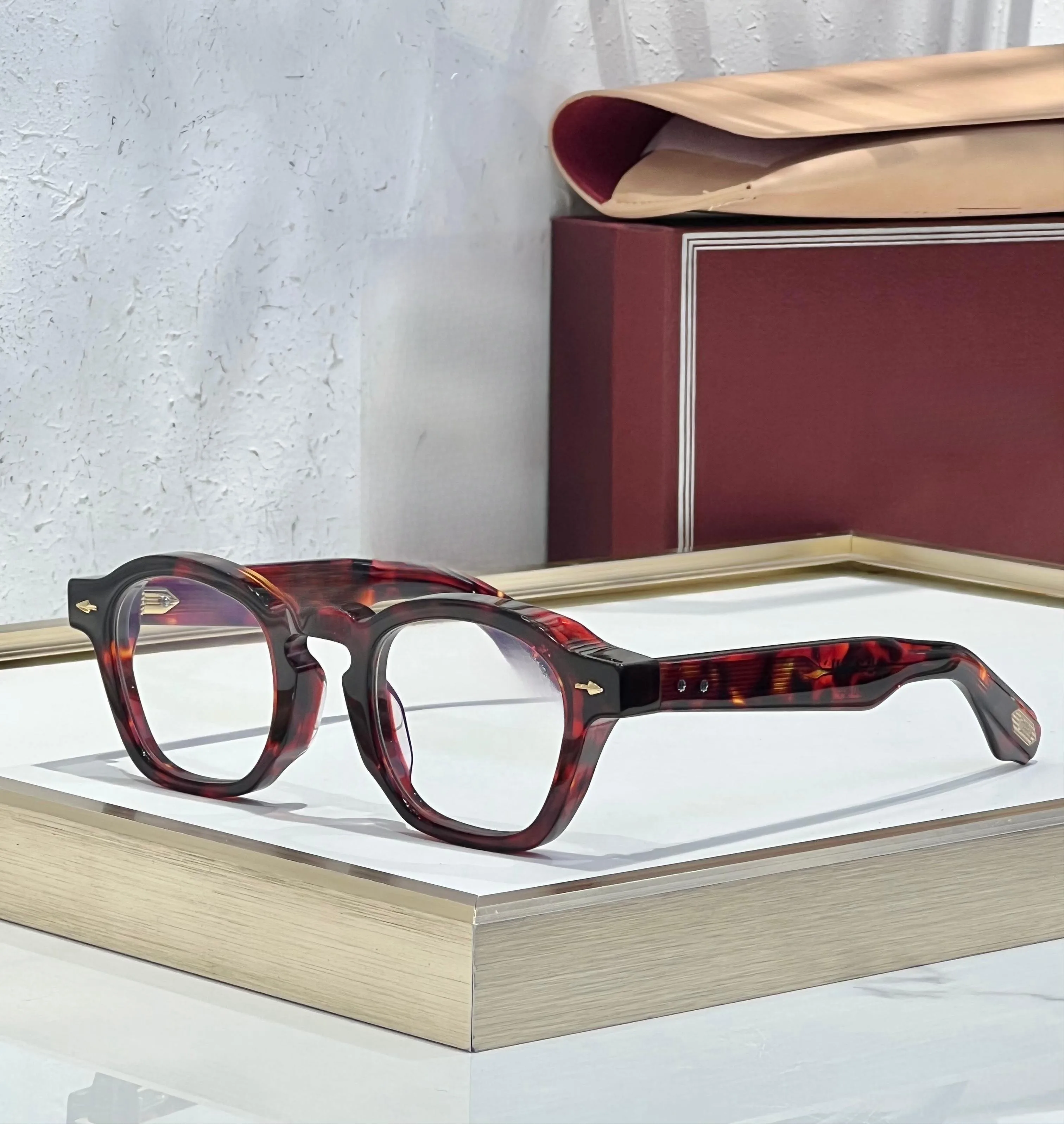 

ZEPHIRIN For the fashion forward and bold A testament to comfort and personality for an impactful presence