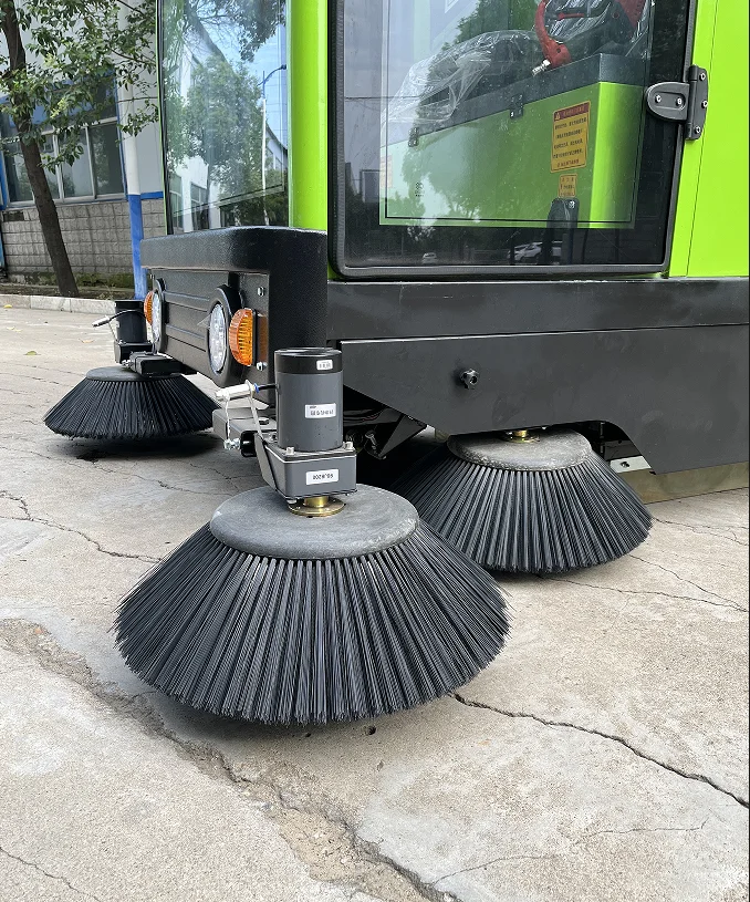 Fully Enclosed Ride-On Sweeper Industrial  Cleaning Equipment High-Efficiency Vacuum Water Spray Integrated Sweeping Machine