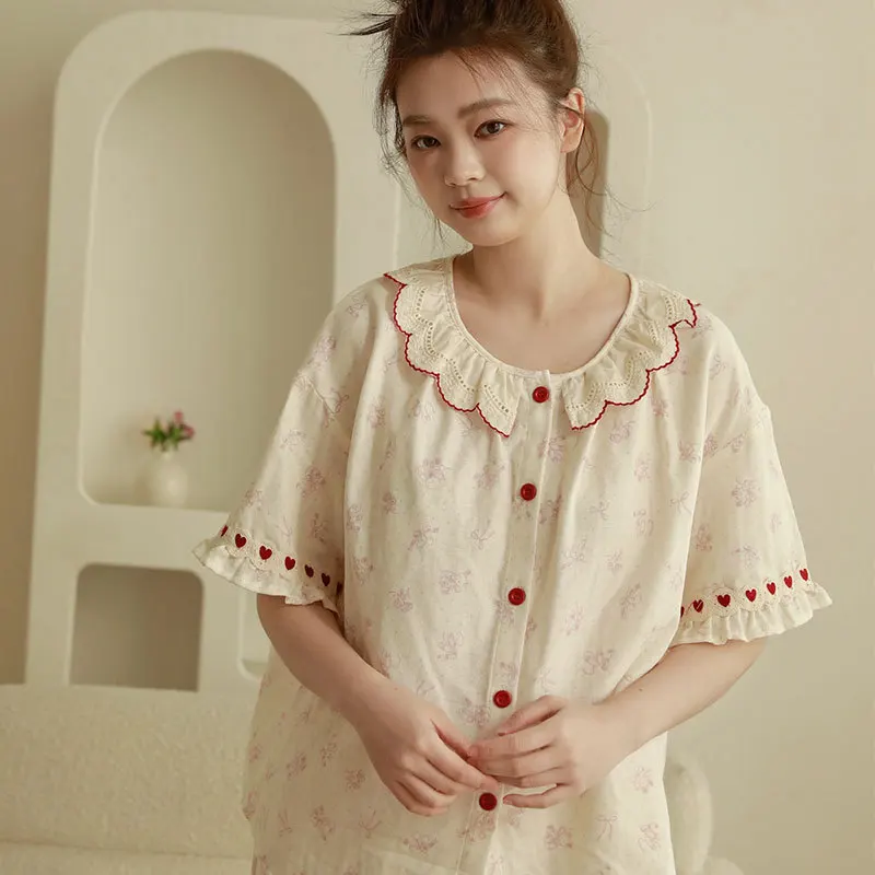 

Женская ультрамягкая домашняя одежда из хлопка класса А: легкий топ с принтом в виде сердечек и рюшами на воротнике, а также уютные длинные брюки для дома и сна.